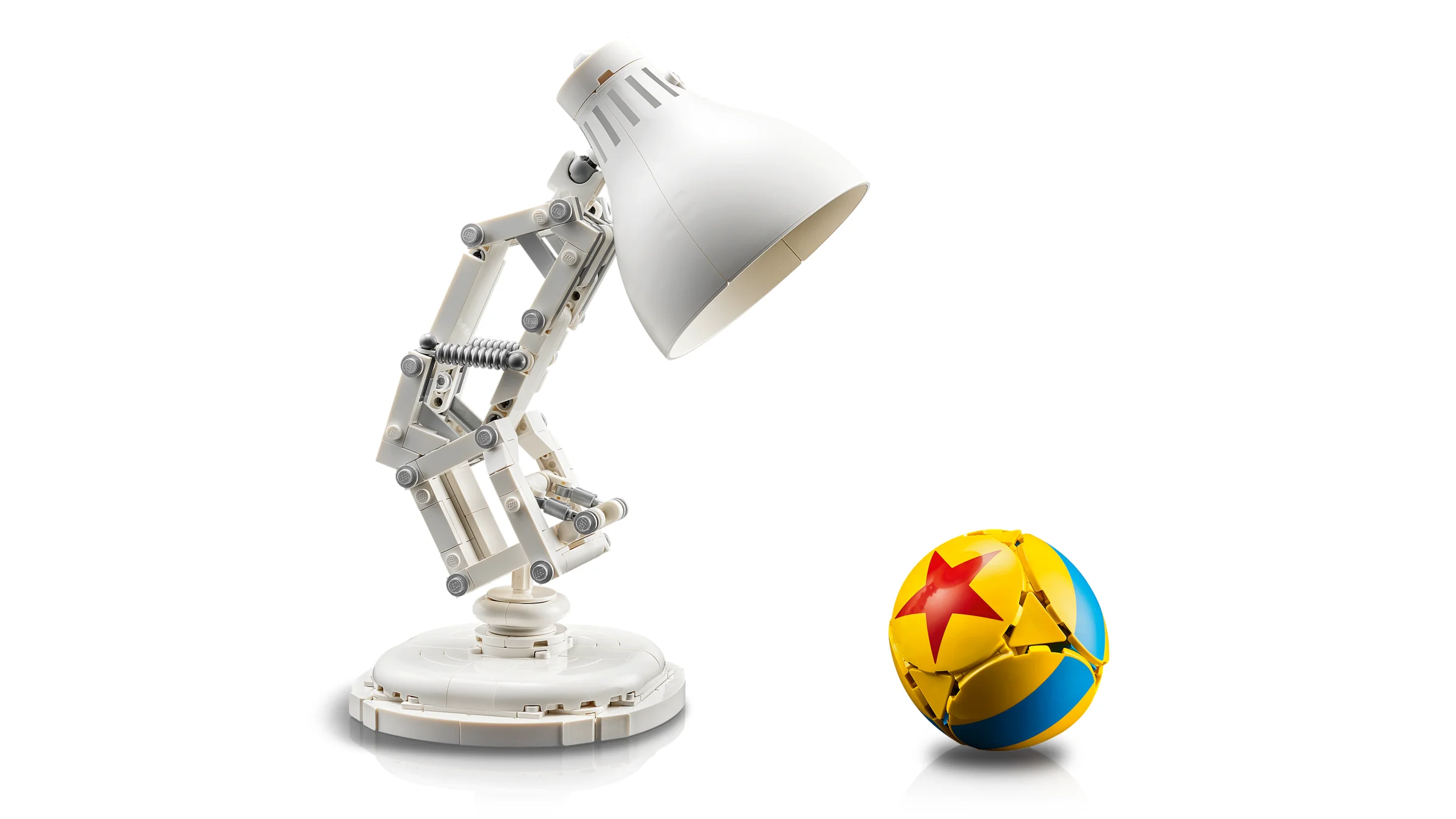 Lampa iconică Luxo Jr. și mingea Pixar, construite din LEGO. Detalii precise și aspect atrăgător.