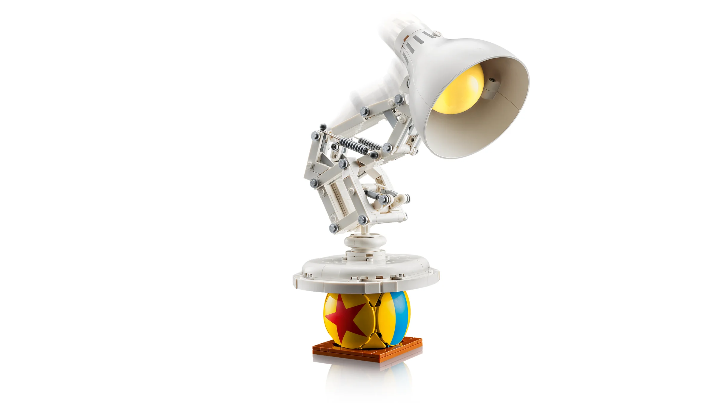 Lampa Luxo Jr. LEGO, un model detaliat și iconic al Pixar.