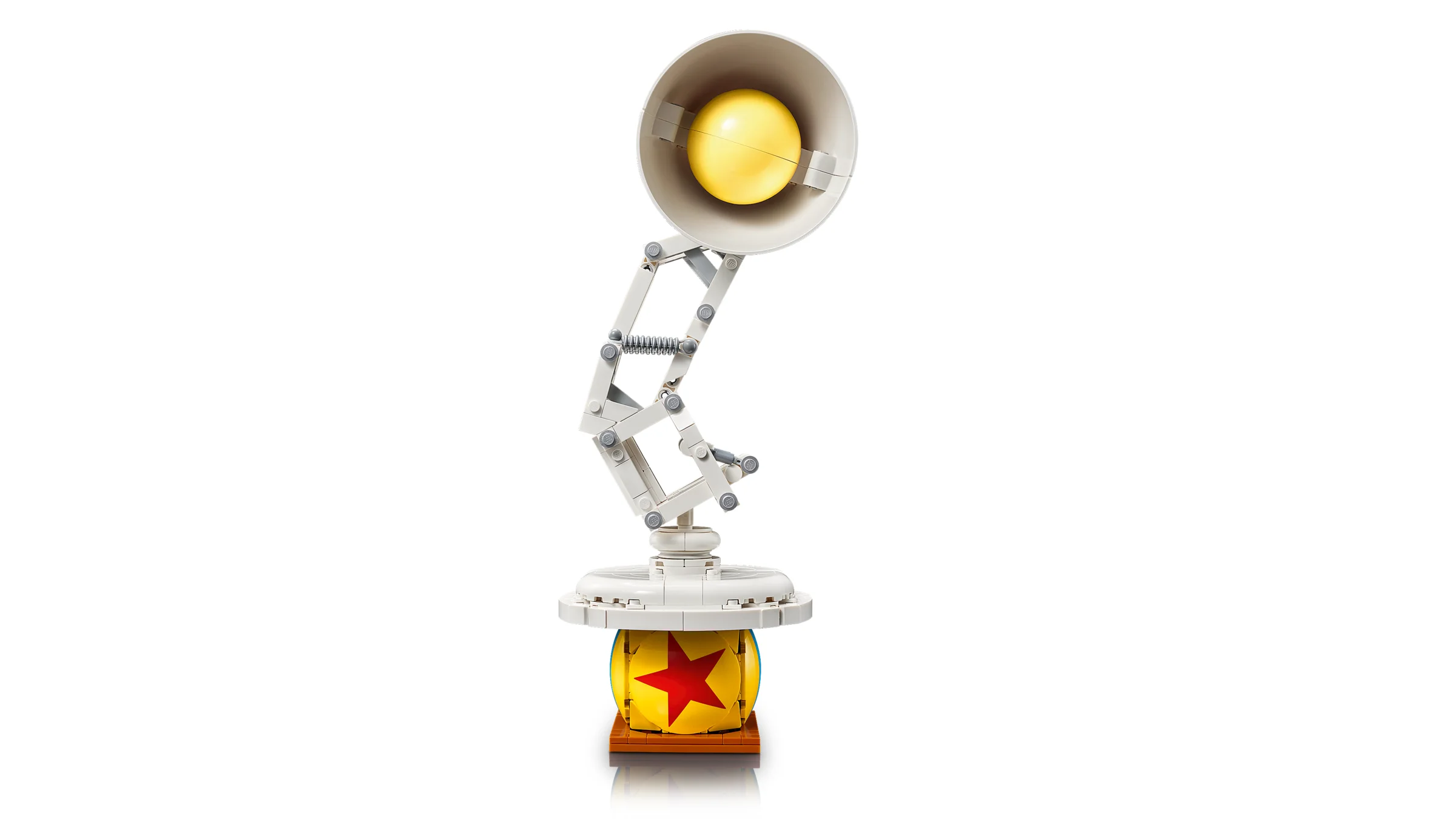 Imagine cu lampa Luxo Jr. și mingea Pixar, ambele construite din LEGO.