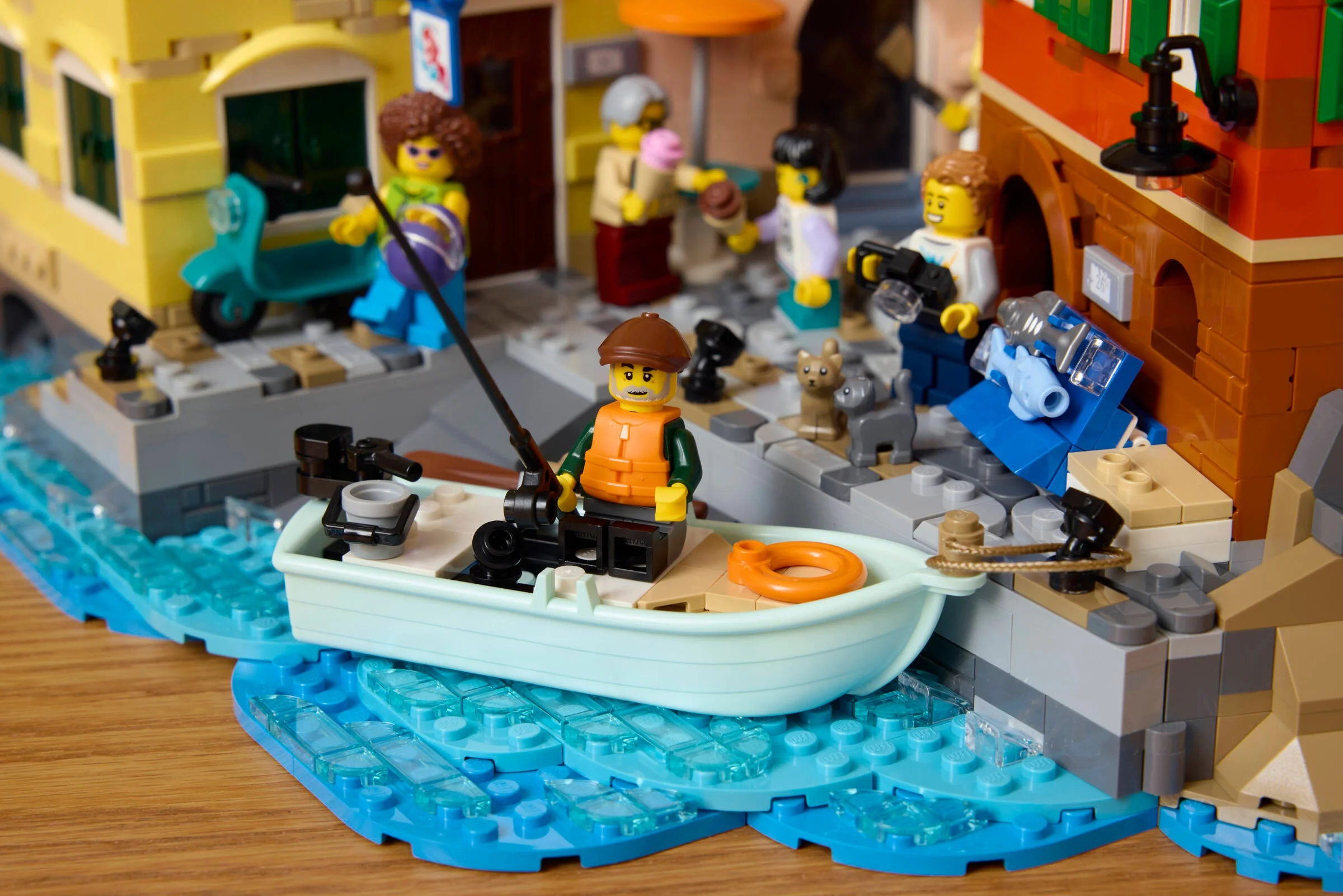 Set LEGO Ideas 21359 Riviera Italiană, cu minifigurine și detalii arhitecturale.