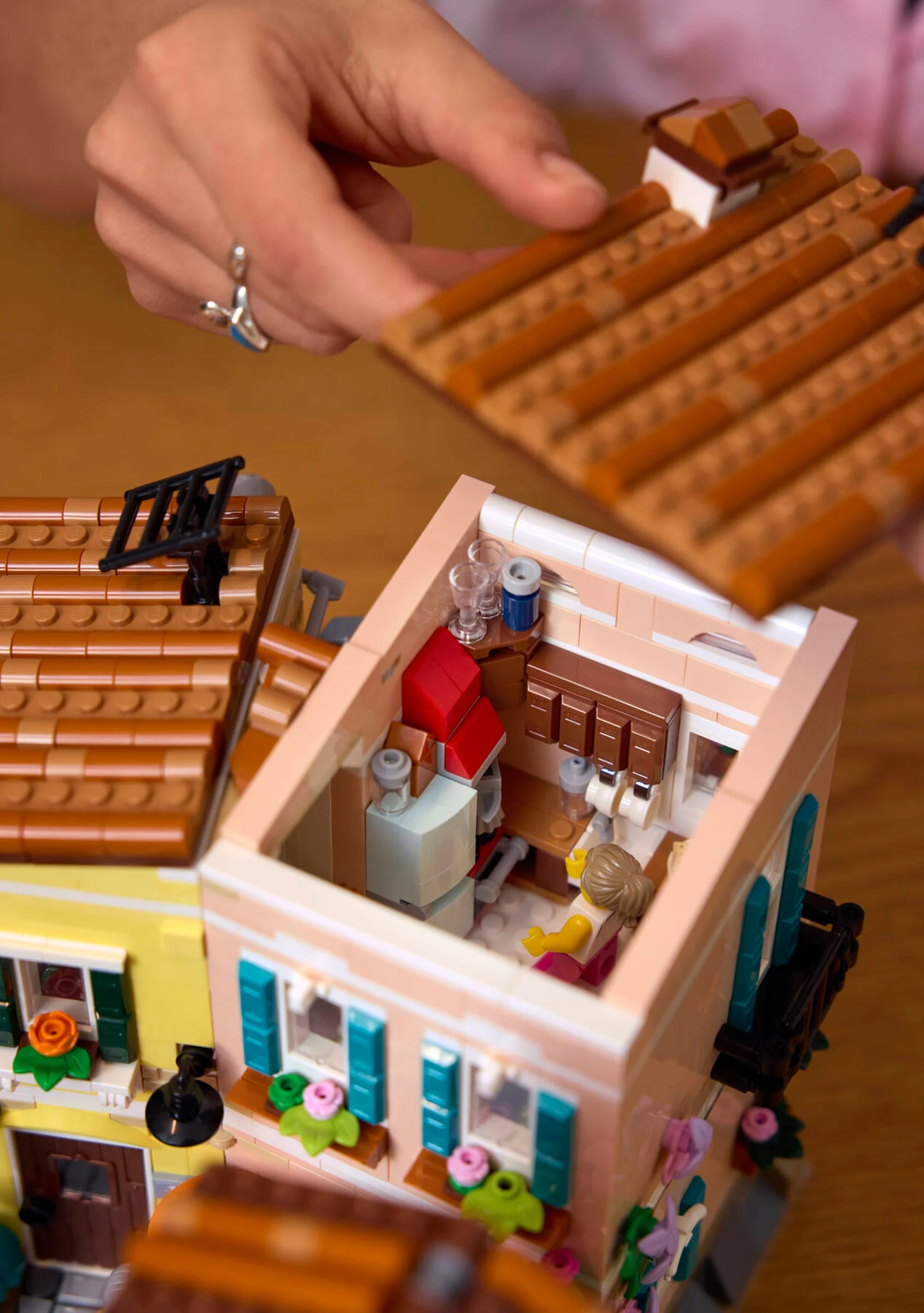 Machetă LEGO Riviera Italiană 21359 cu acoperiș detașabil, arătând interiorul detaliat.