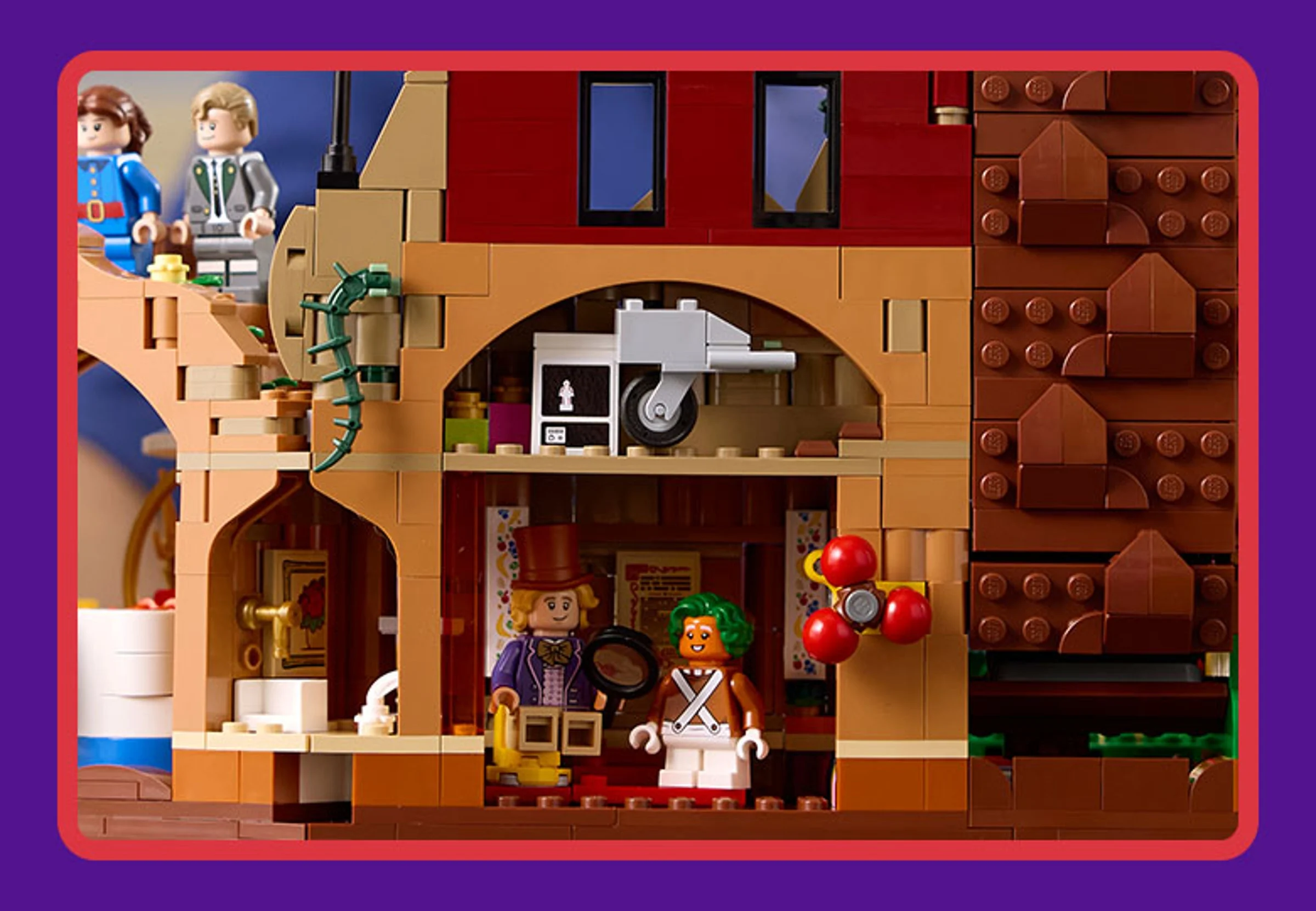 Imagine detaliată a fabricii de ciocolată Willy Wonka, cu minifigurine și elemente specifice.