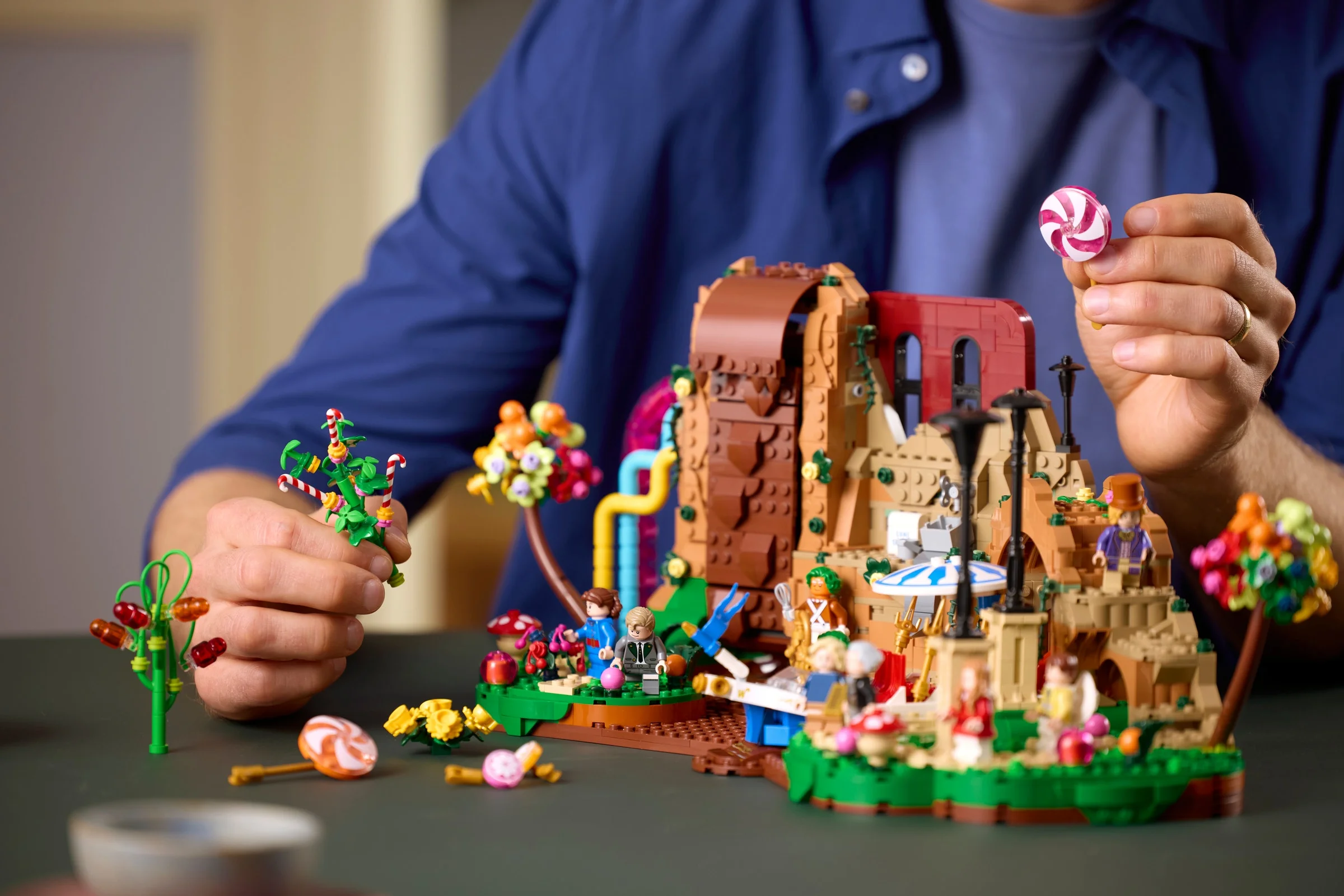 Prezentare detaliată a setului LEGO Willy Wonka, cu minifigurine și detalii ale fabricii.