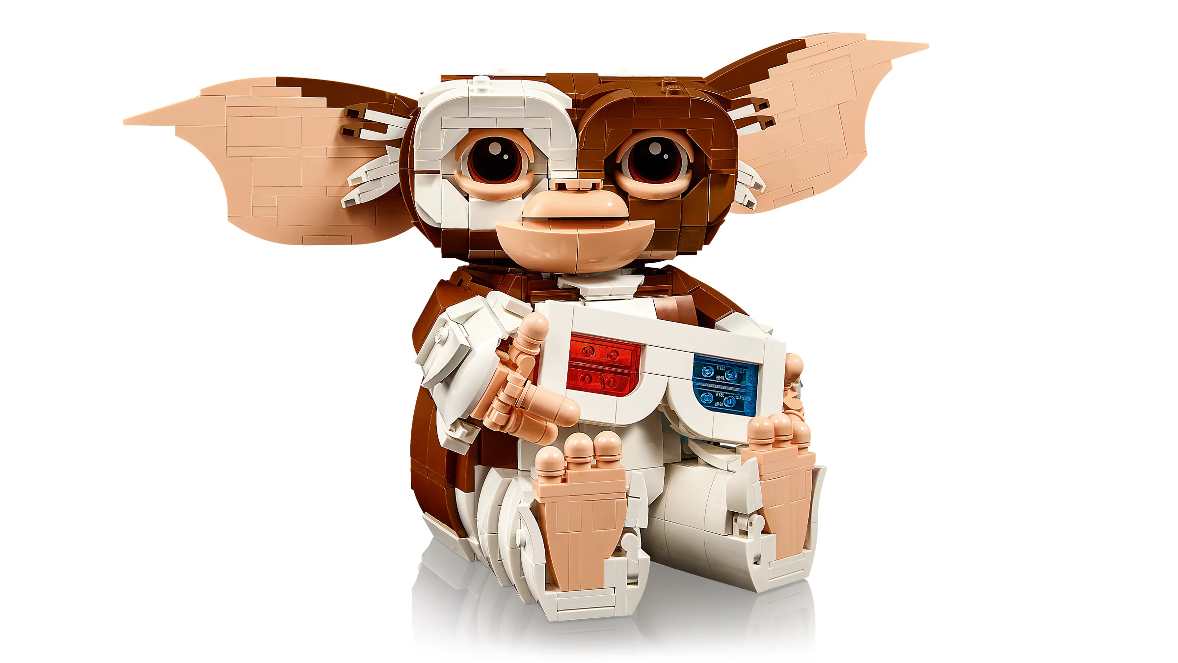 Gizmo din cărămizi LEGO, ținând ochelari 3D. Un model detaliat și adorabil.
