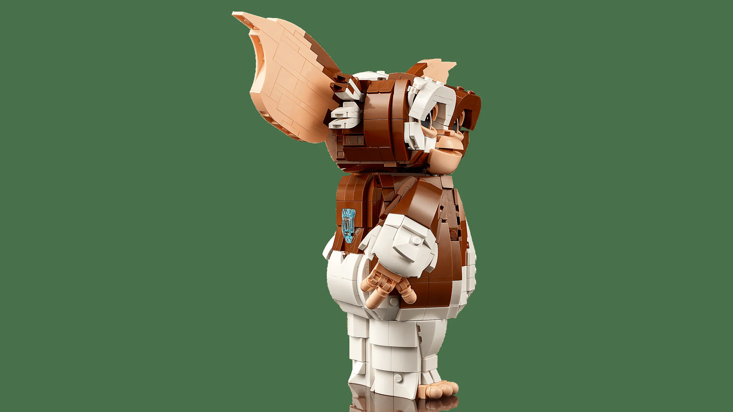 Imagine din profil a modelului LEGO Gizmo, cu detalii ale blănii și urechilor sale.