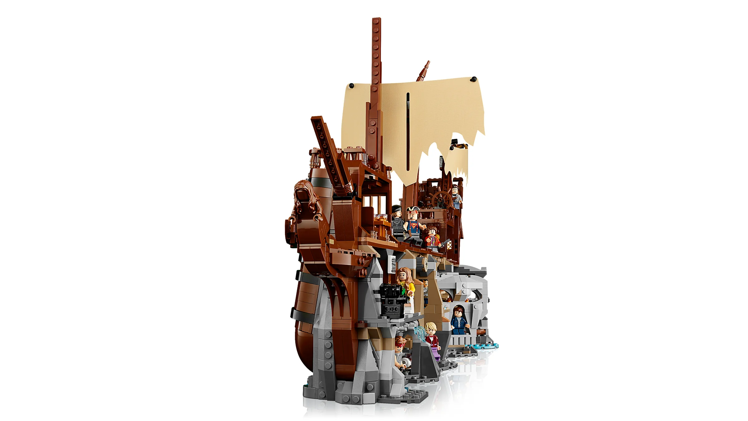 Imagine cu corabia din setul LEGO Goonies, model detaliat și plin de minifigurine.