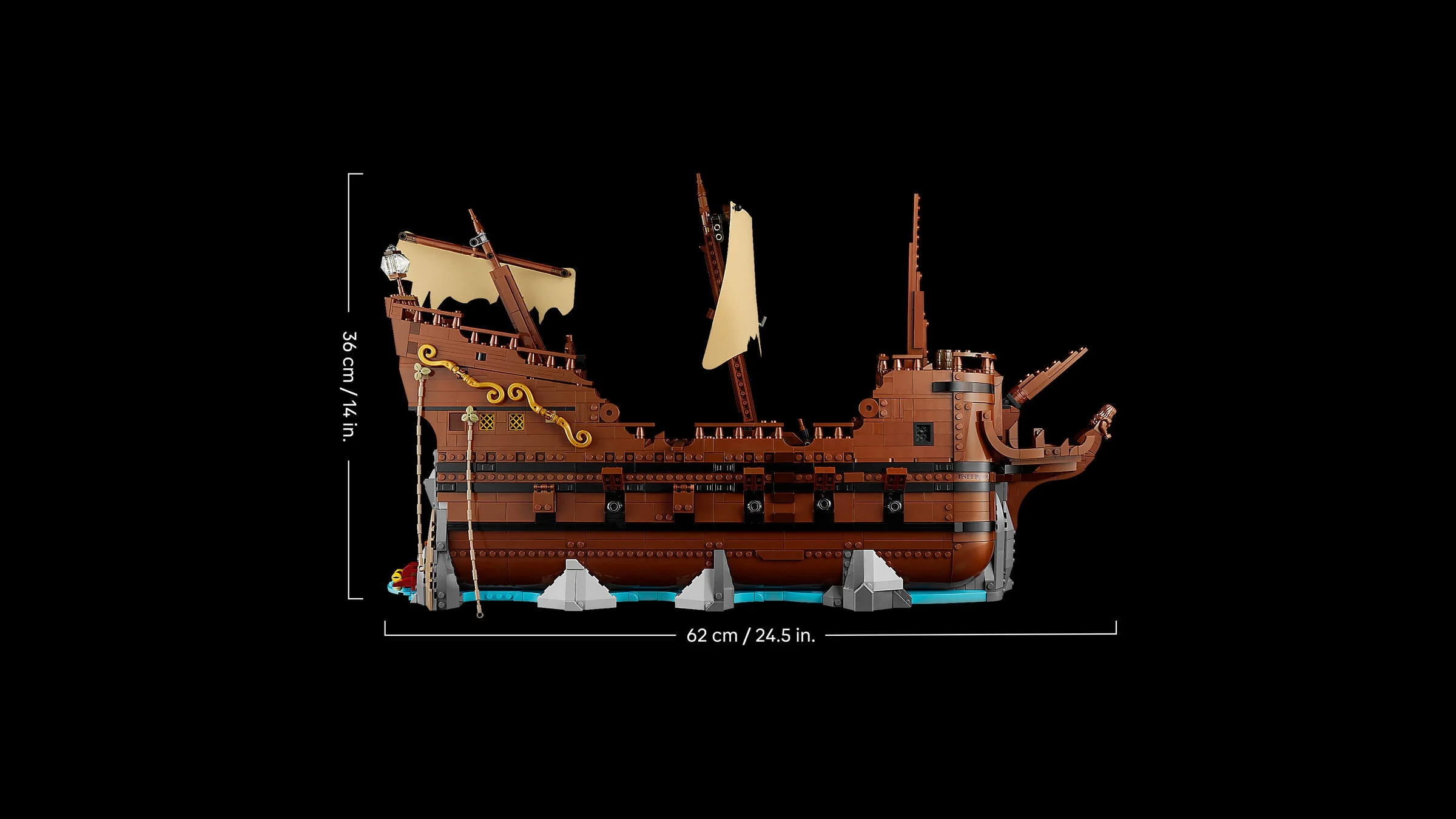 Imagine cu dimensiunile corabiei: 36 cm înălțime și 62 cm lungime.