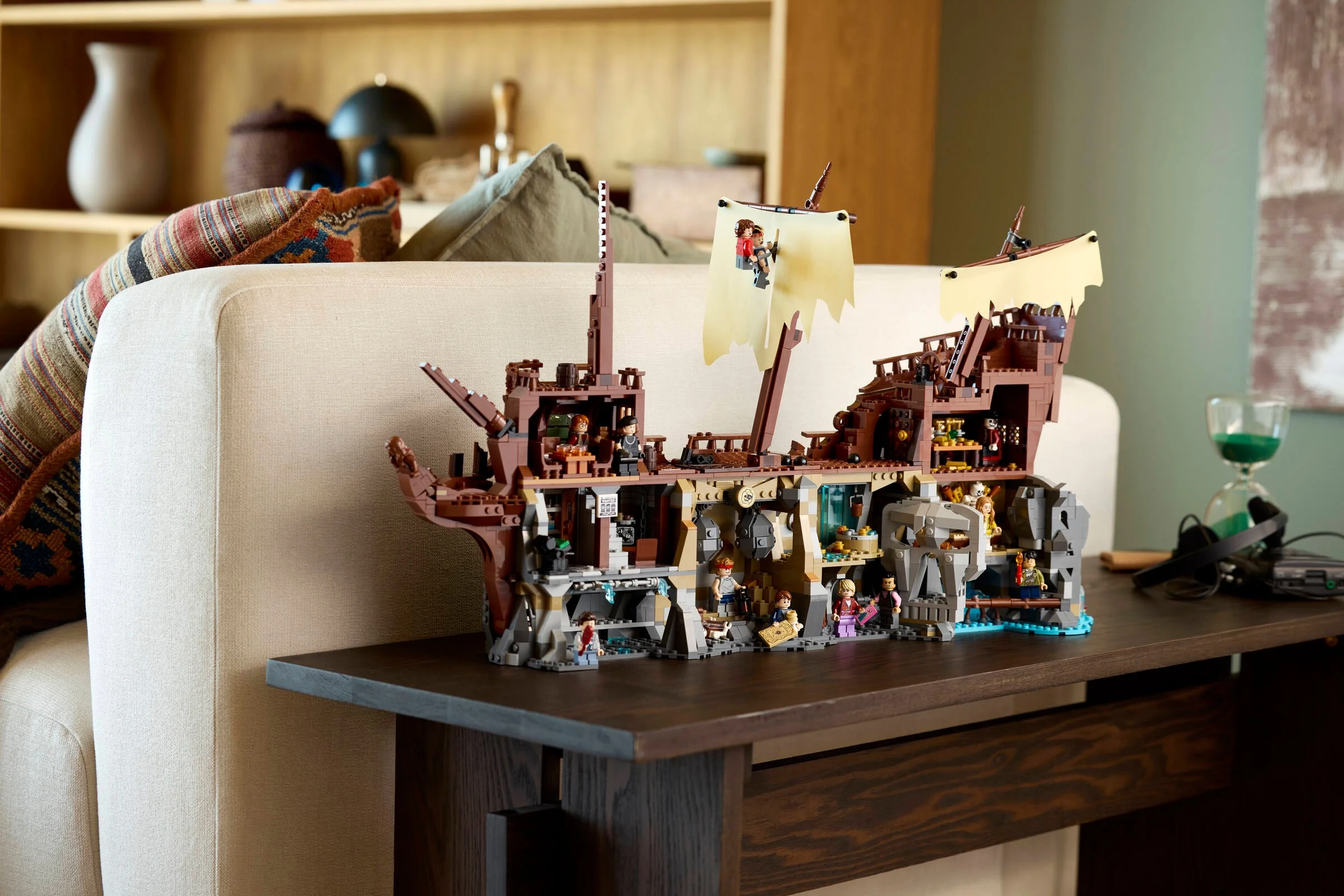 Vasul piraților din setul LEGO The Goonies, cu detalii interioare și minifigurine.
