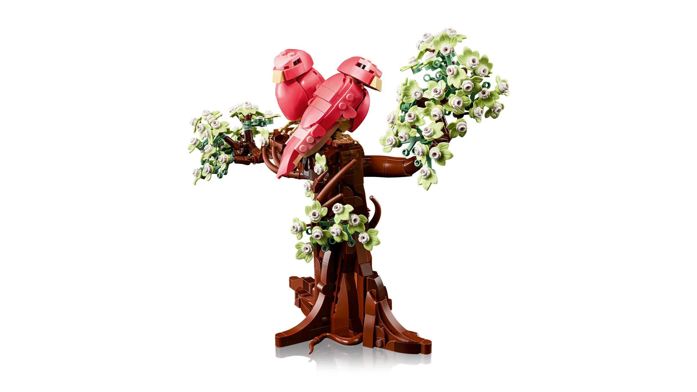 Imagine cu modelul LEGO Love Birds (21365), cu doi papagali roz pe un copac.
