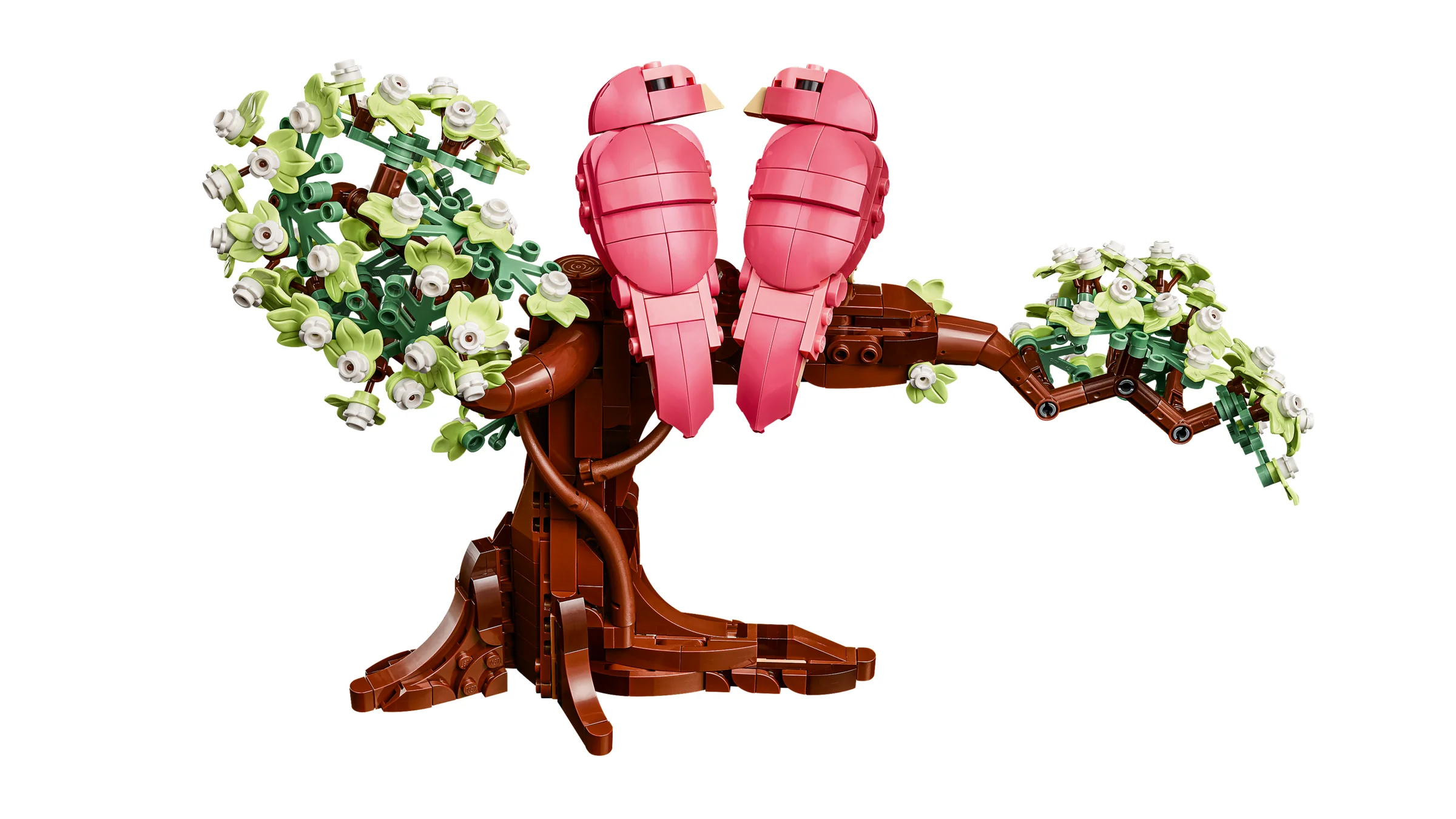 Imagine cu modelul LEGO Love Birds (21365), doi papagali roz pe o ramură. Flori verzi și albe.