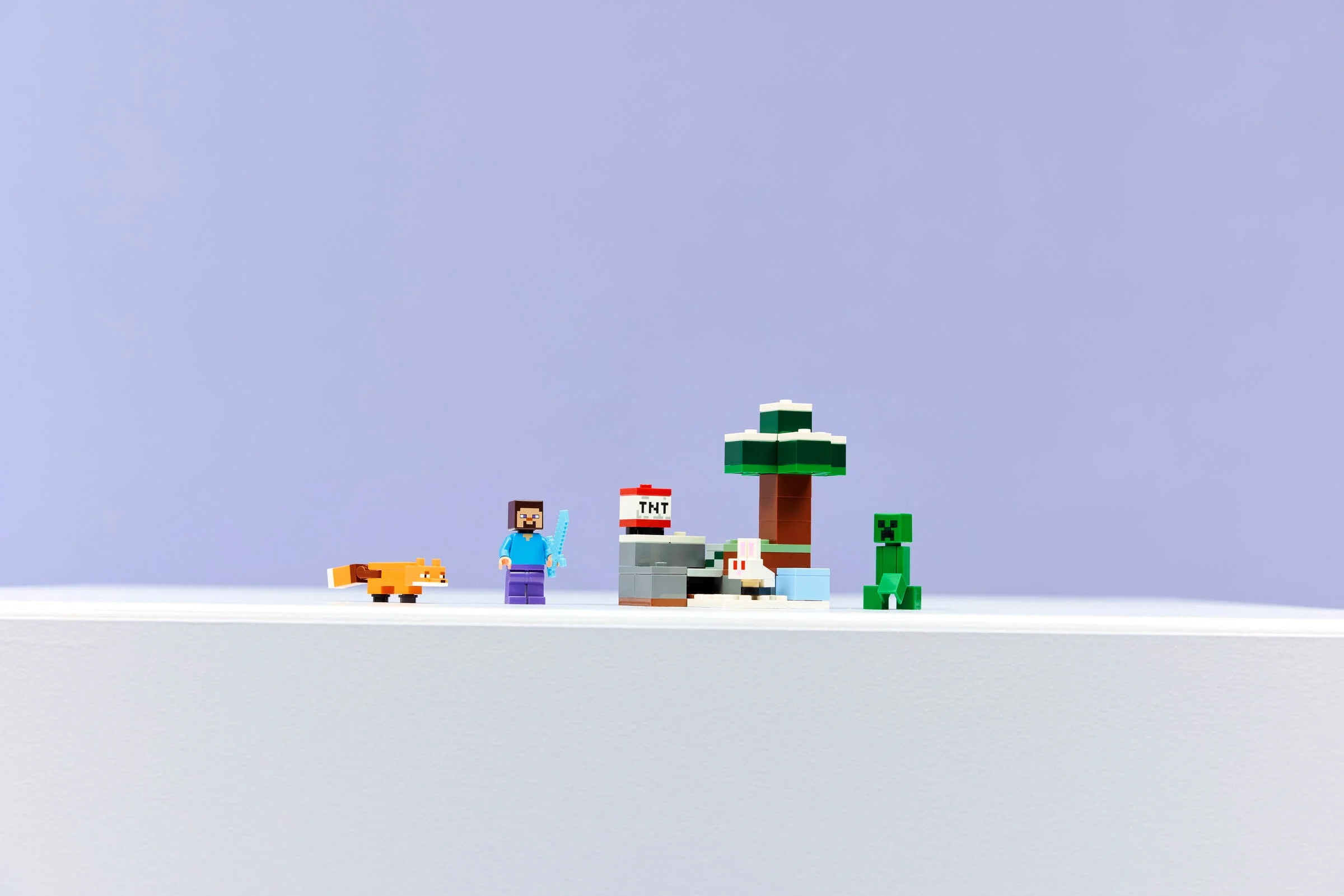 Setul LEGO Minecraft 21583 prezintă o aventură în taiga cu Steve, Creeper, vulpe, TNT și un iepure.