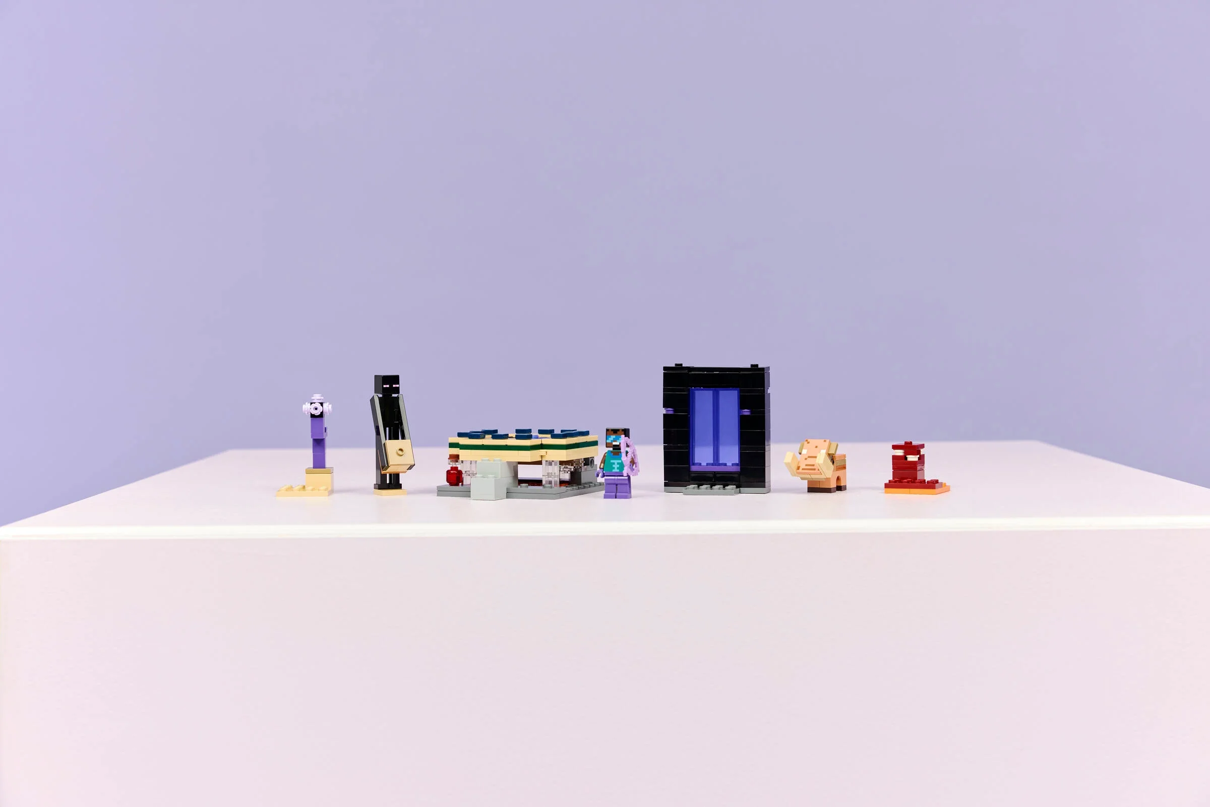 Imagine cu setul LEGO Minecraft 21584, cu portaluri și figurine Minecraft populare.