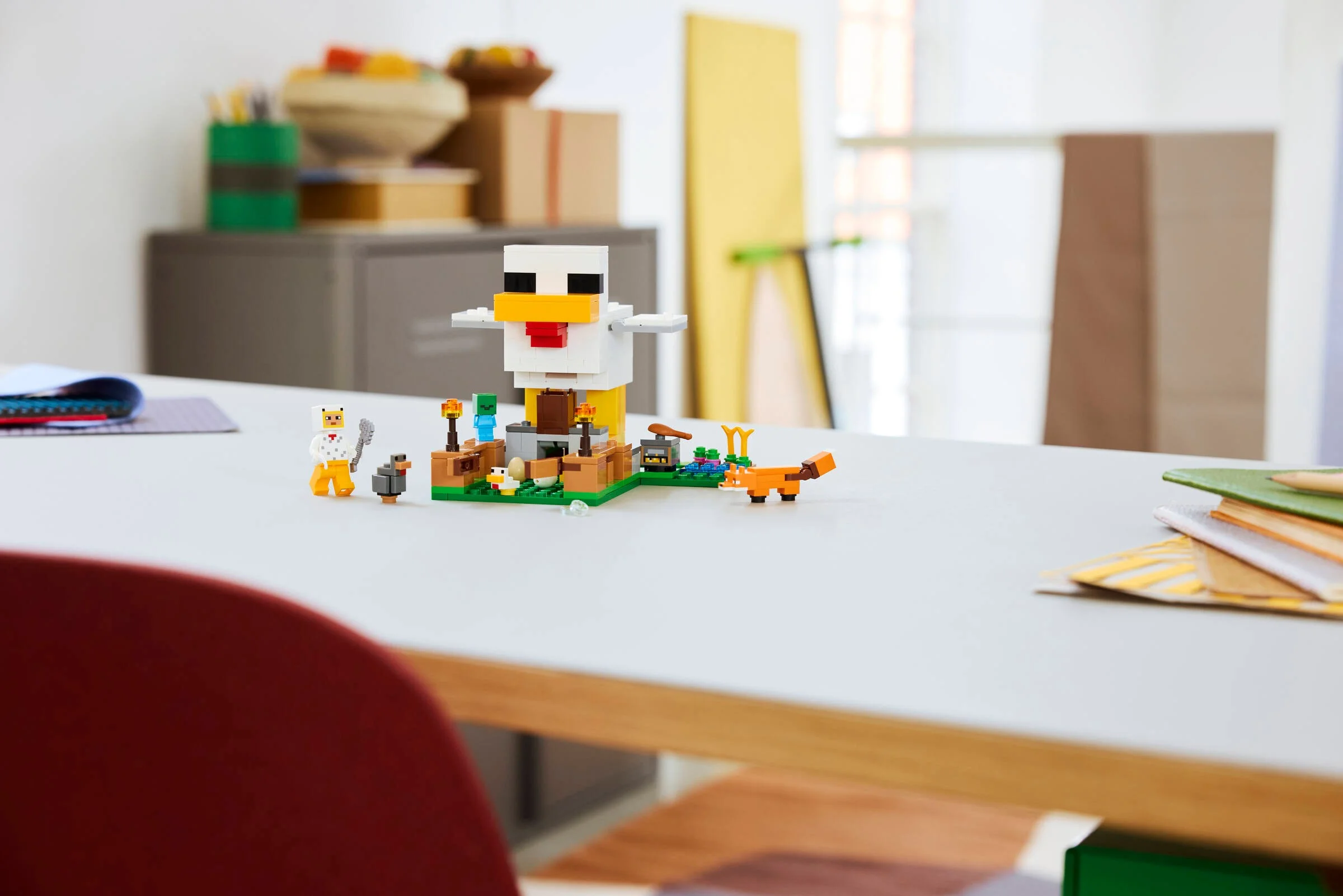 Prezentare a setului LEGO Minecraft 21585, Ferma de găini, cu minifigurine și detalii.