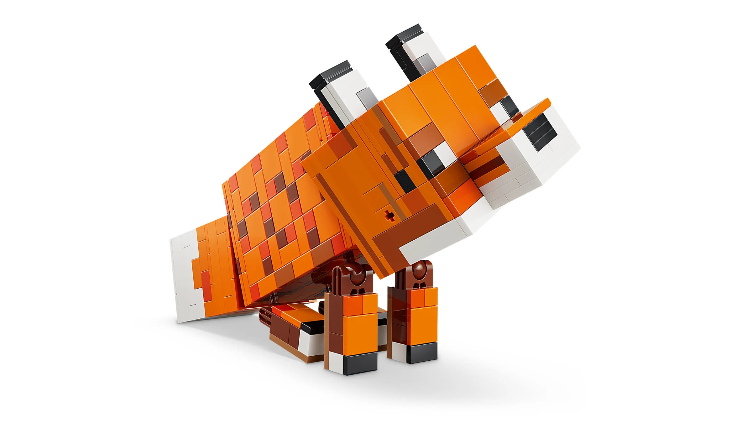 Imagine detaliată a vulpii LEGO Minecraft, cu culori vii și design pixelat. 