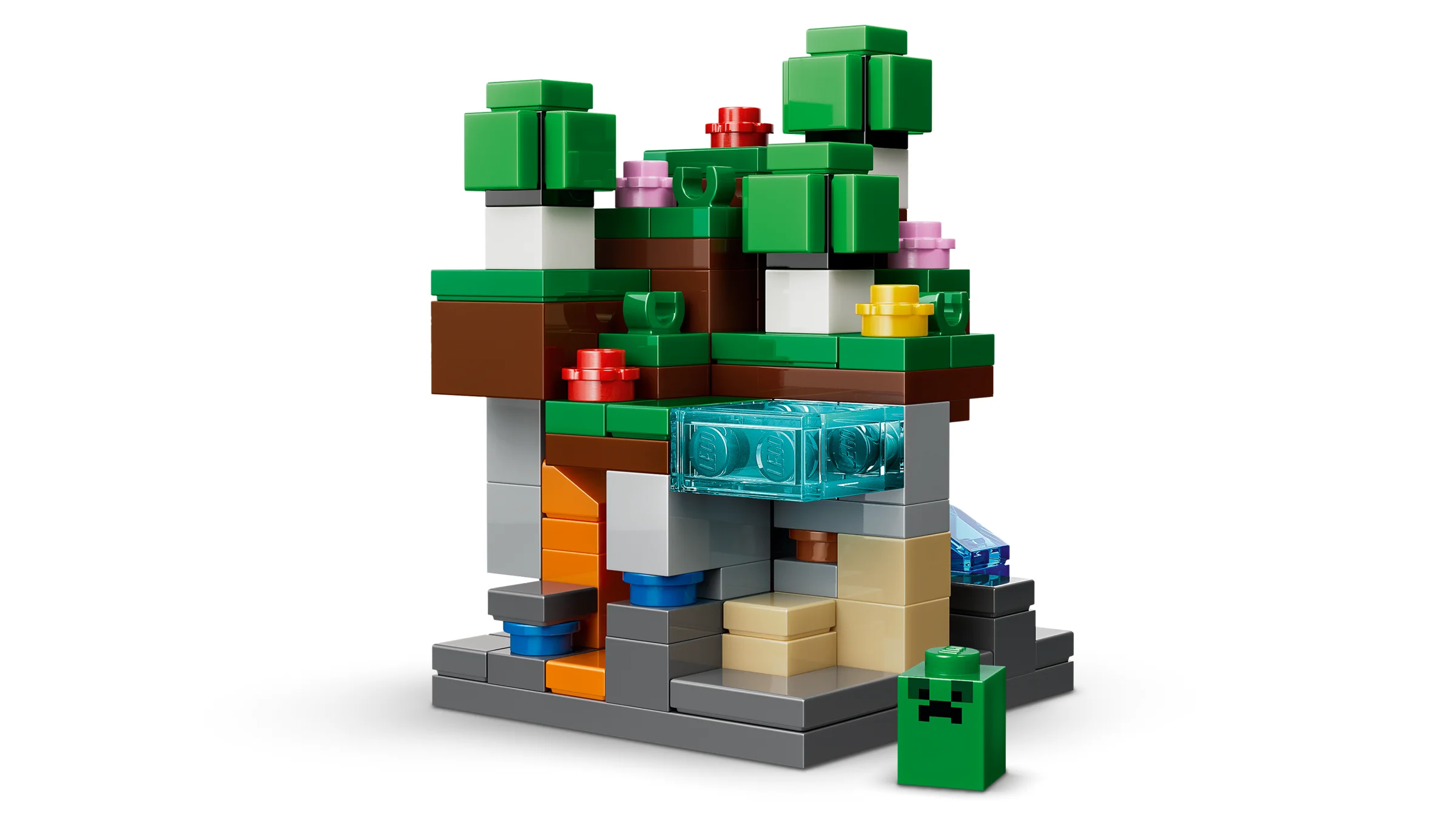 Imagine cu diorama LEGO Minecraft, prezentând peștera, copacii și un Creeper. Detalii și culori vii.