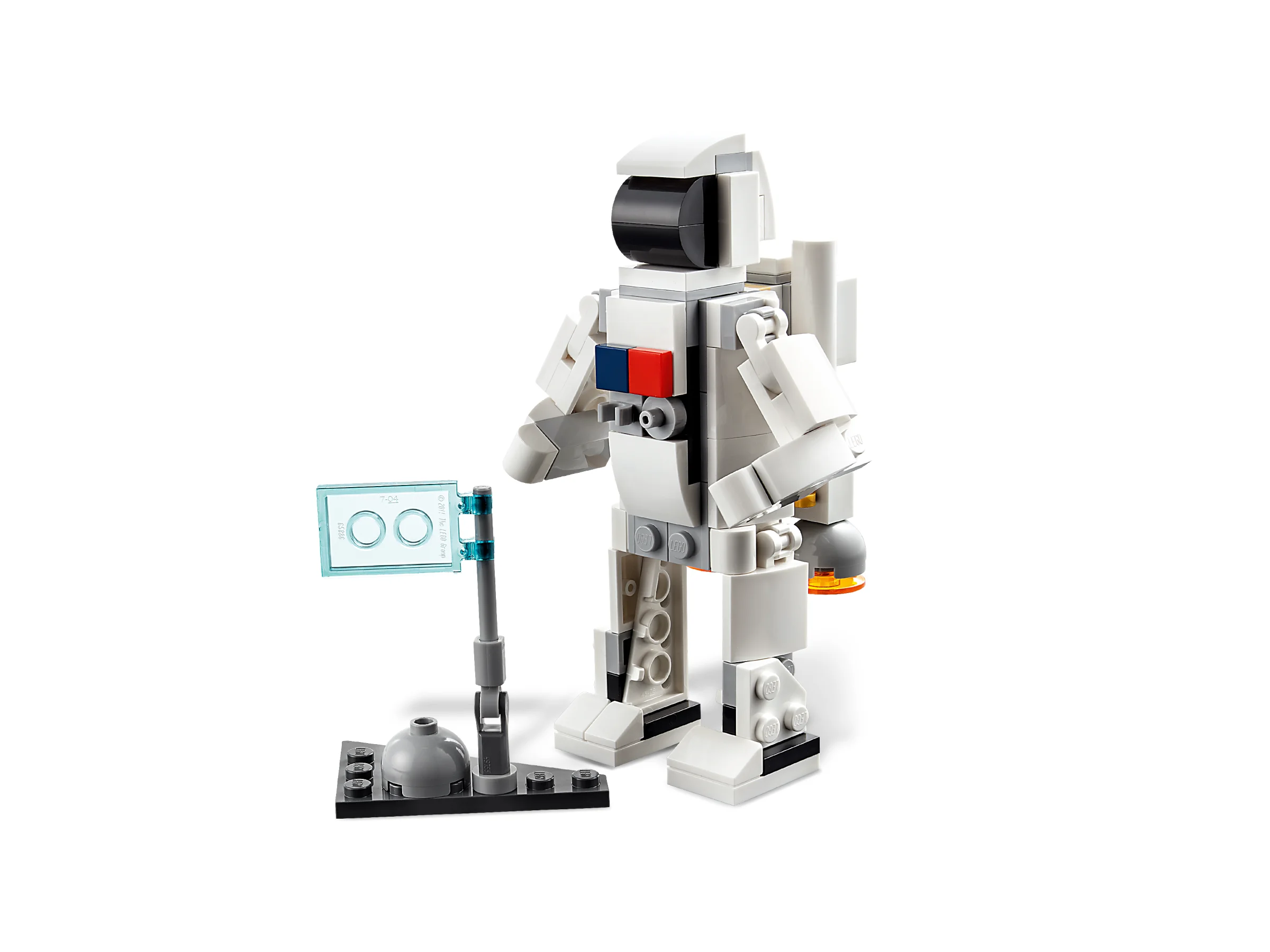 Astronaut LEGO alb cu vizor negru, lângă un steag cu un panou transparent albastru.