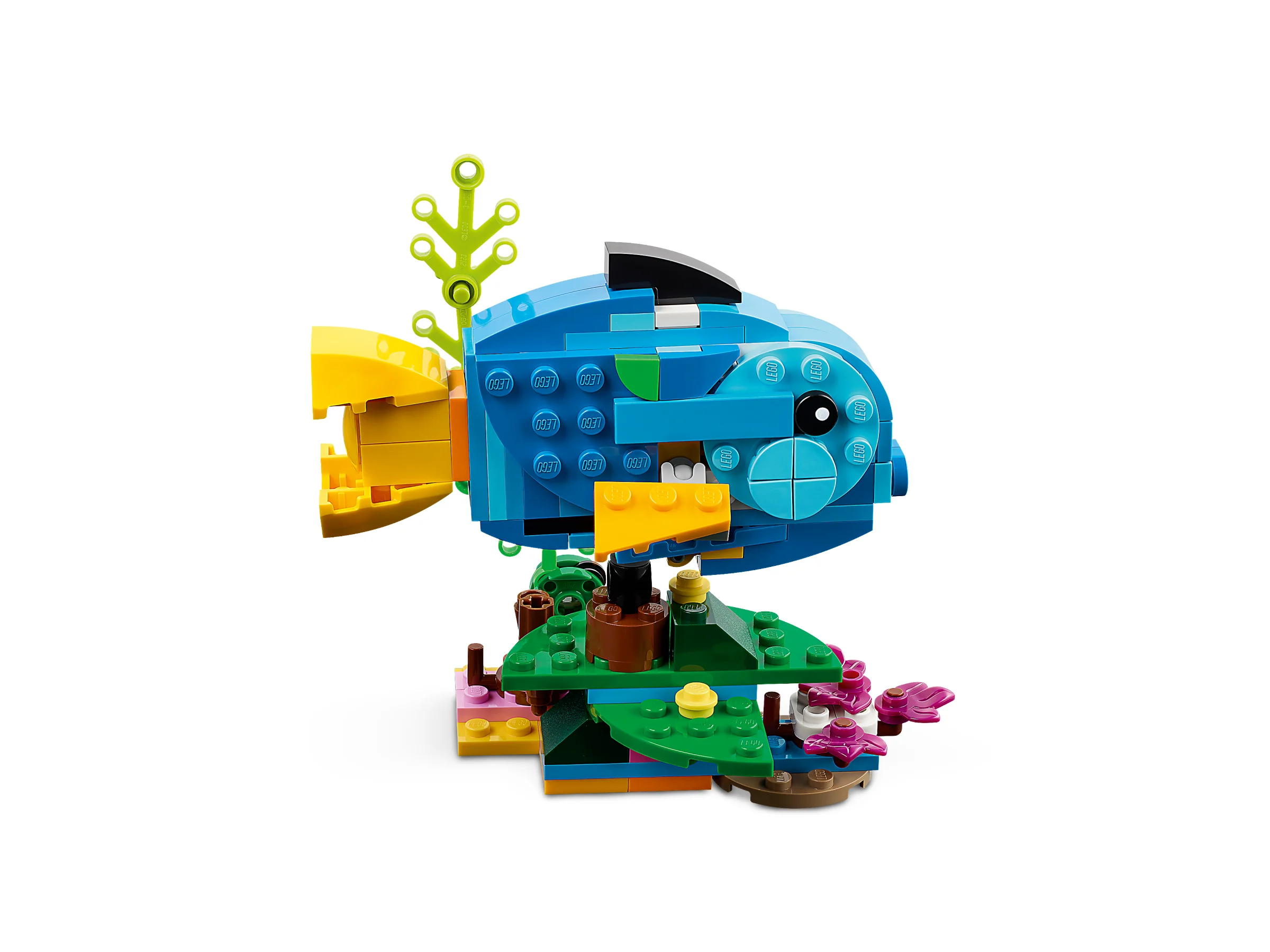 Modelul alternativ al setului LEGO Creator 31136, un pește exotic albastru, construit din cărămizi LEGO.
