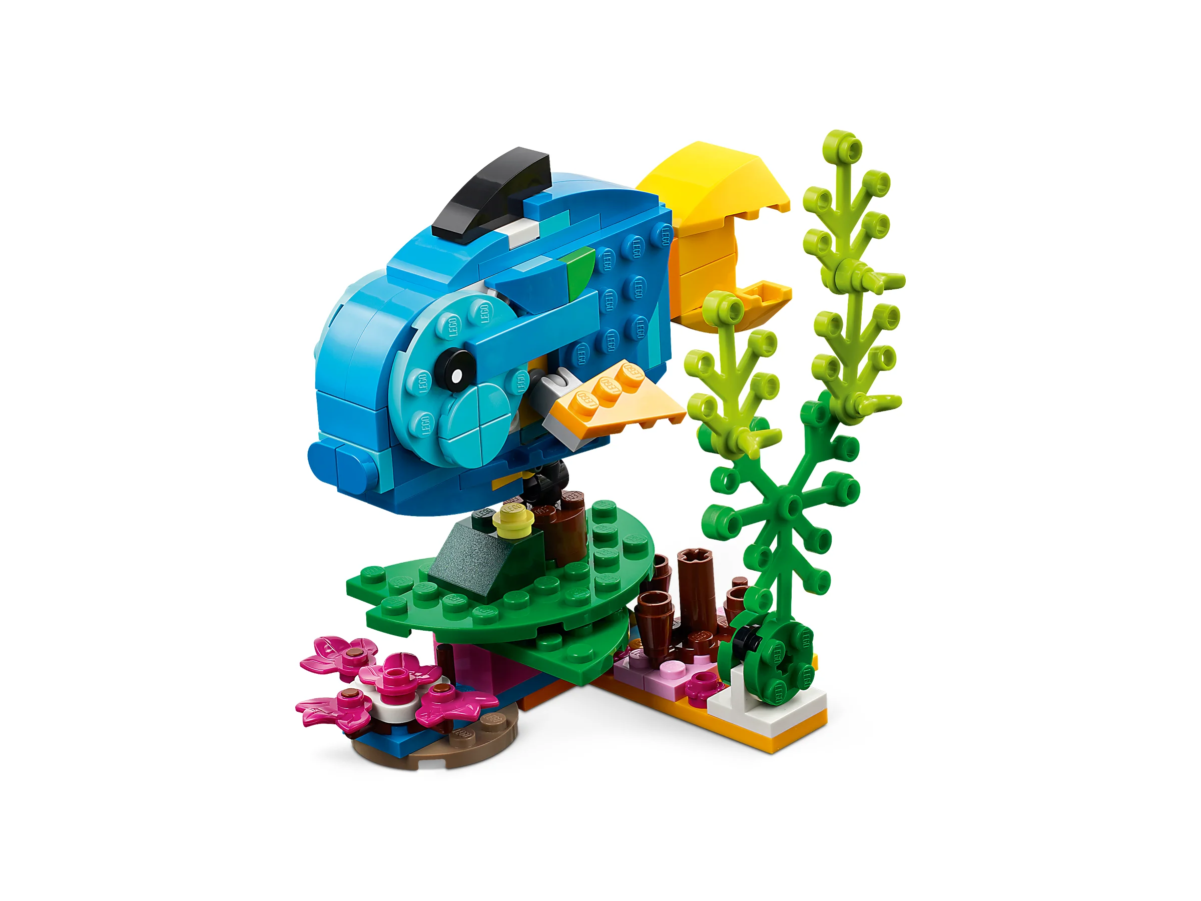 Un papagal exotic LEGO colorat, pe un suport cu flori și vegetație tropicală detaliată.