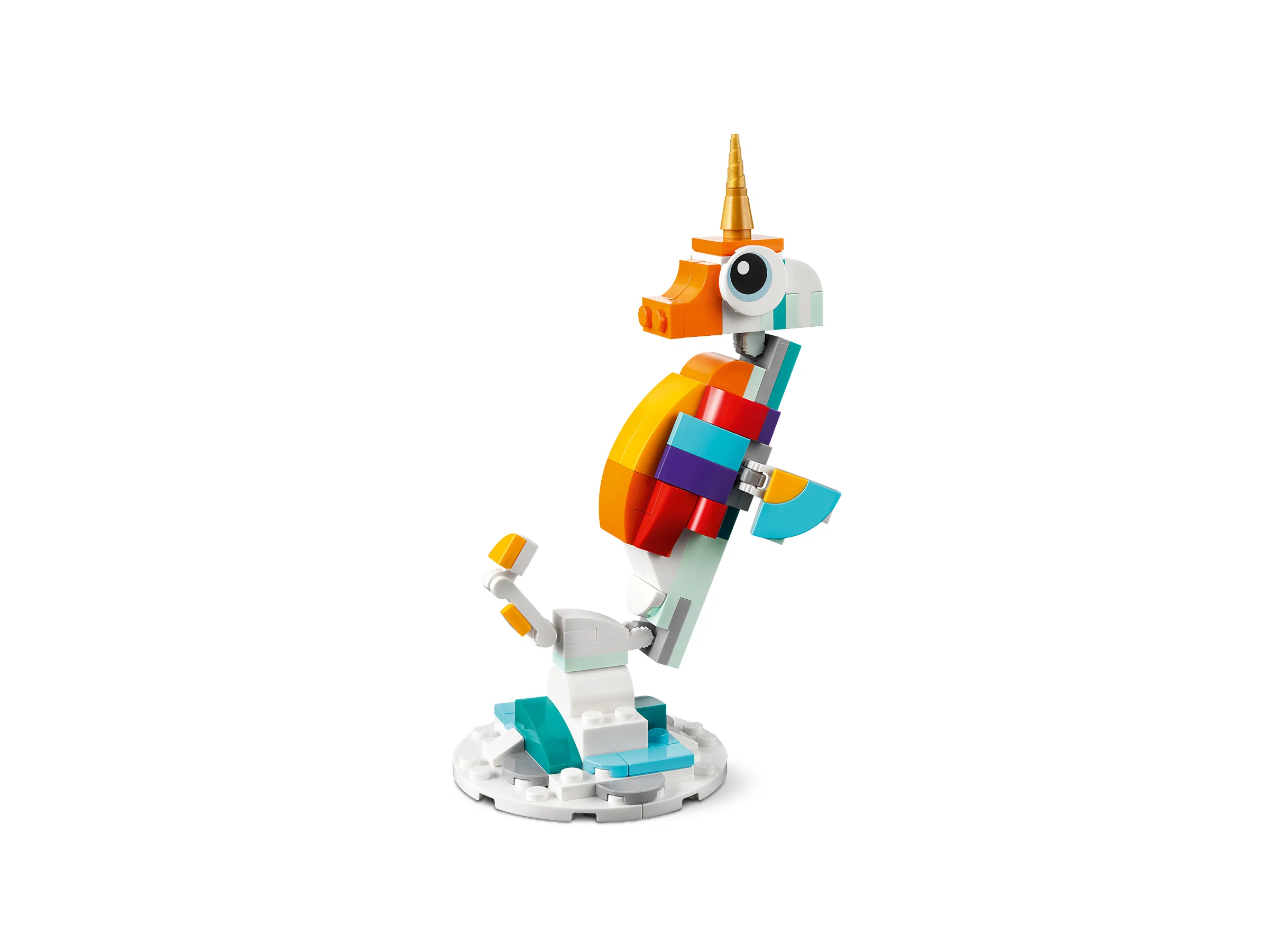 Unicorn LEGO colorat, cu coamă curcubeu și corn auriu, stând pe o bază albă cu accente turcoaz.