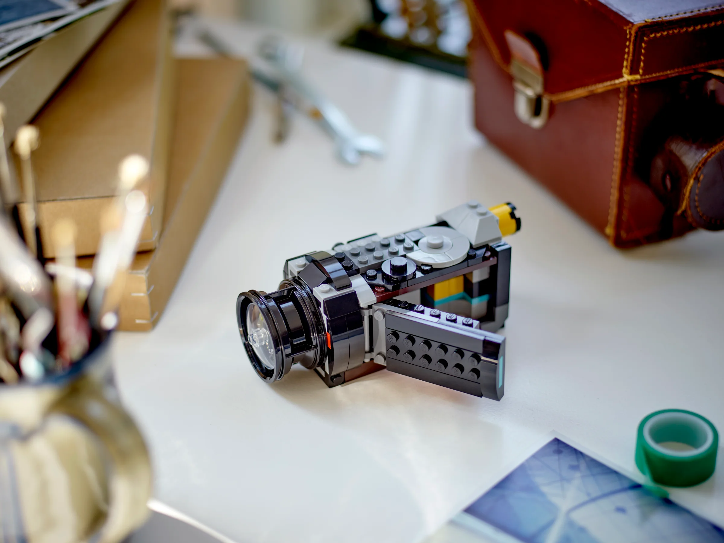 Model detaliat al camerei foto retro LEGO, arătând designul său unic și culorile vibrante.