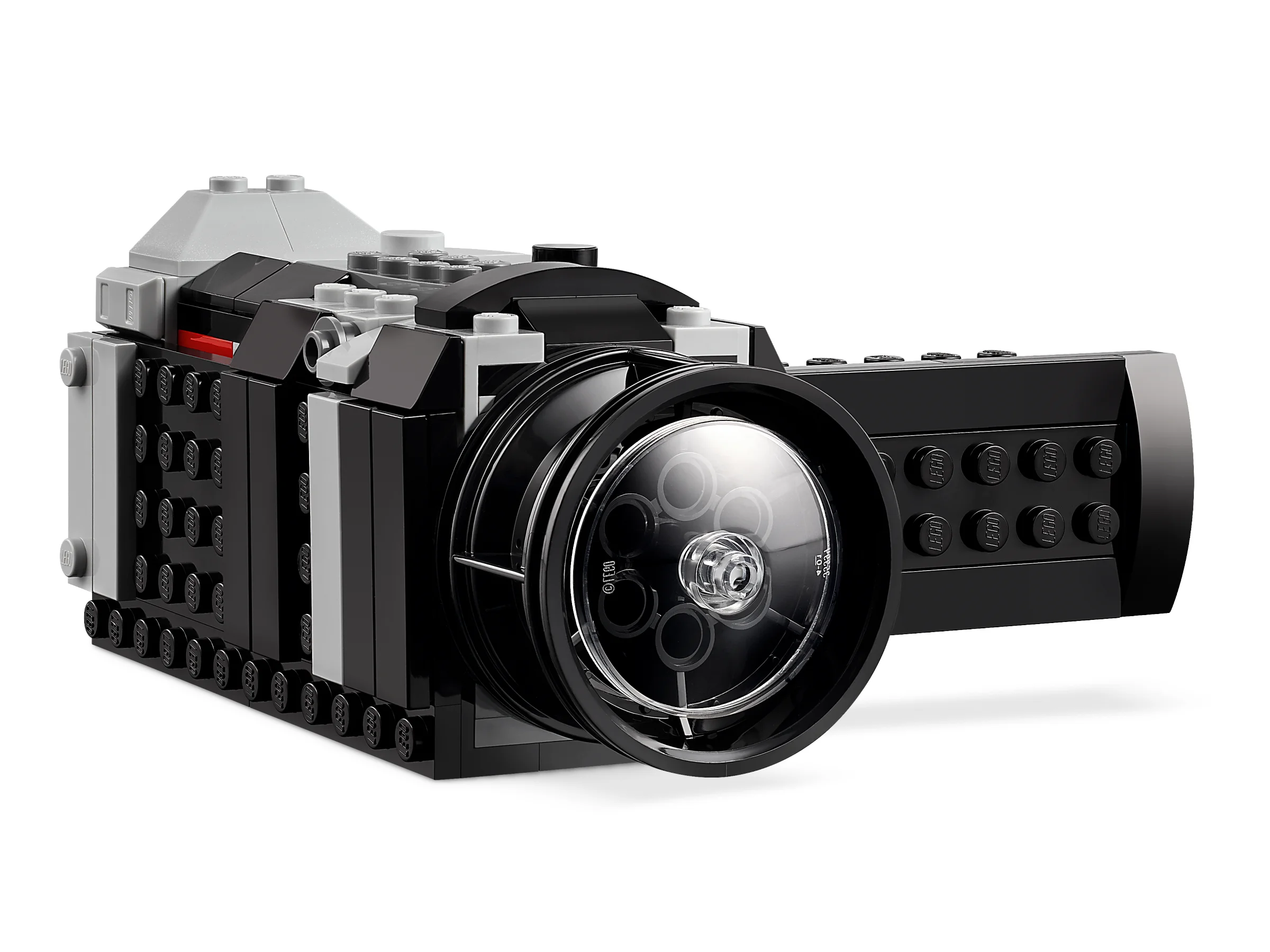 Imagine detaliată a camerei retro LEGO, modelul fiind negru și gri.