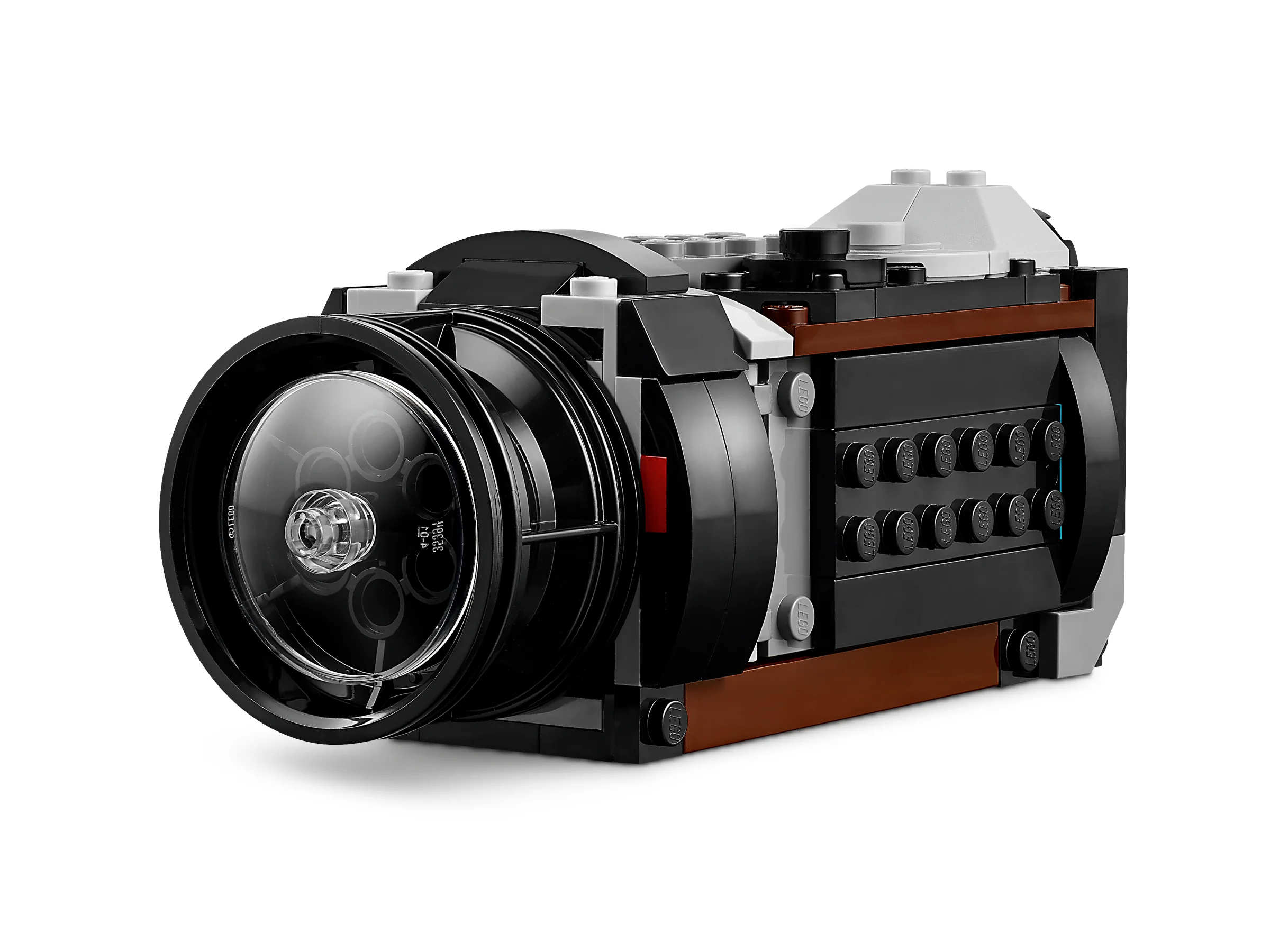 O imagine cu modelul LEGO Cameră Retro 31147, din Creator, prezentând designul clasic.