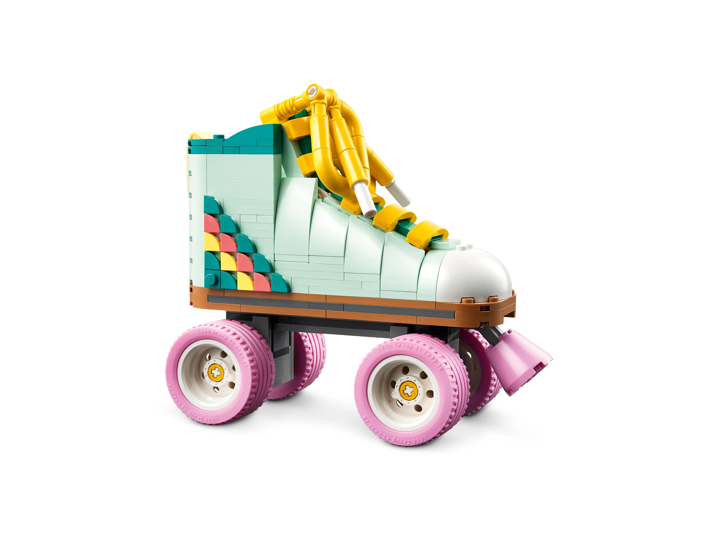 O imagine detaliată cu modelul construit al unui patin retro cu rotile LEGO.
