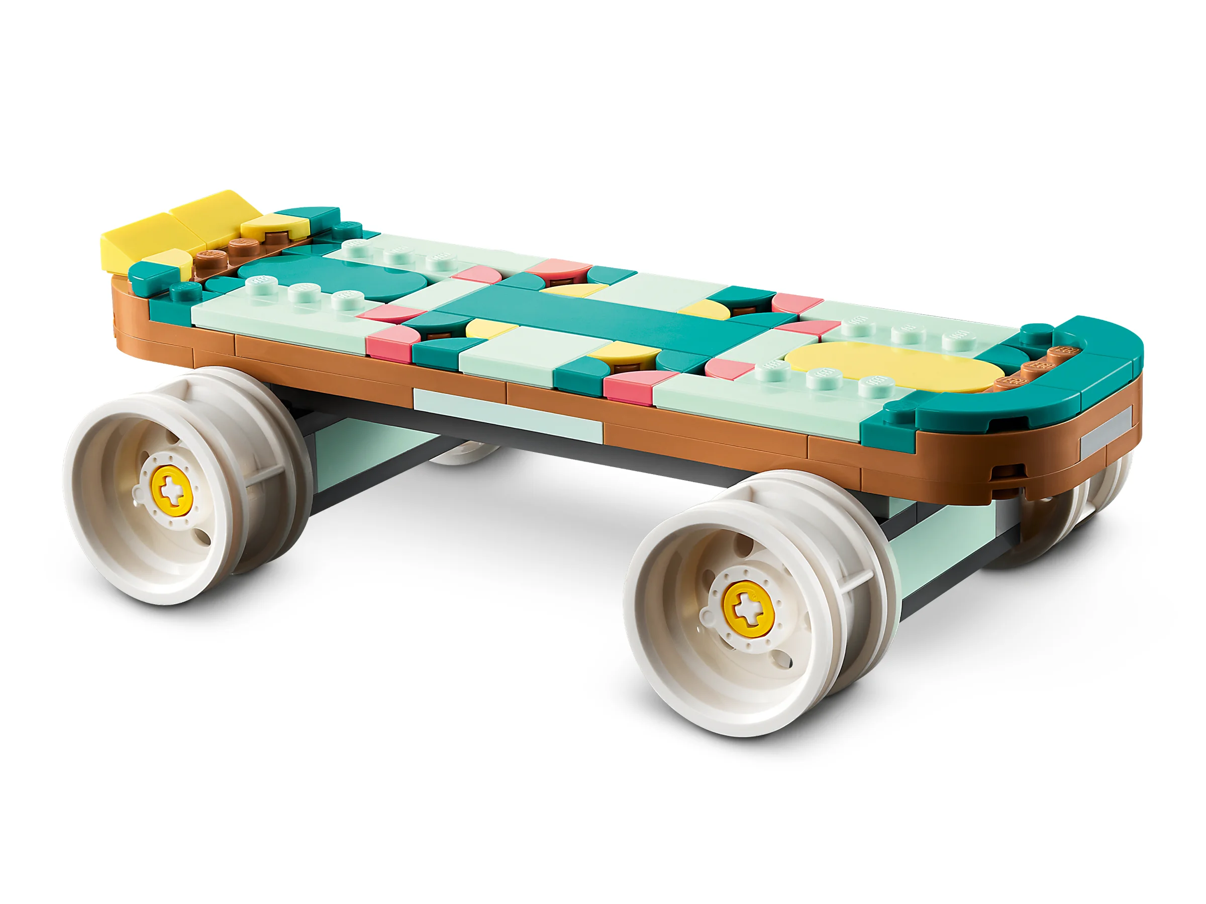 O imagine detaliată cu patinele cu rotile retro LEGO, modelul complet asamblat. Detalii colorate și design atrăgător.