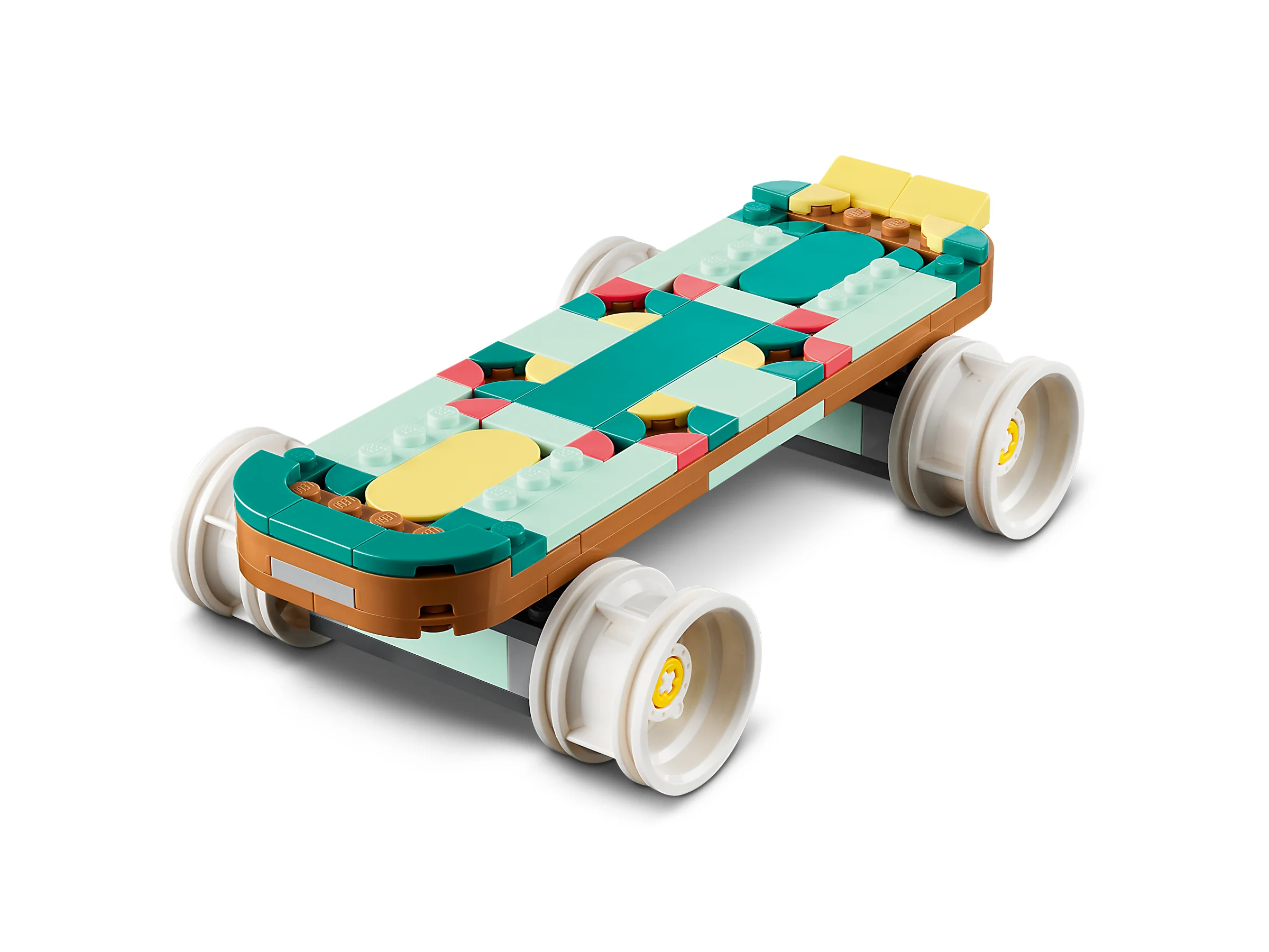 Imagine cu un skateboard retro construit din LEGO, cu detalii colorate și roți mari albe.