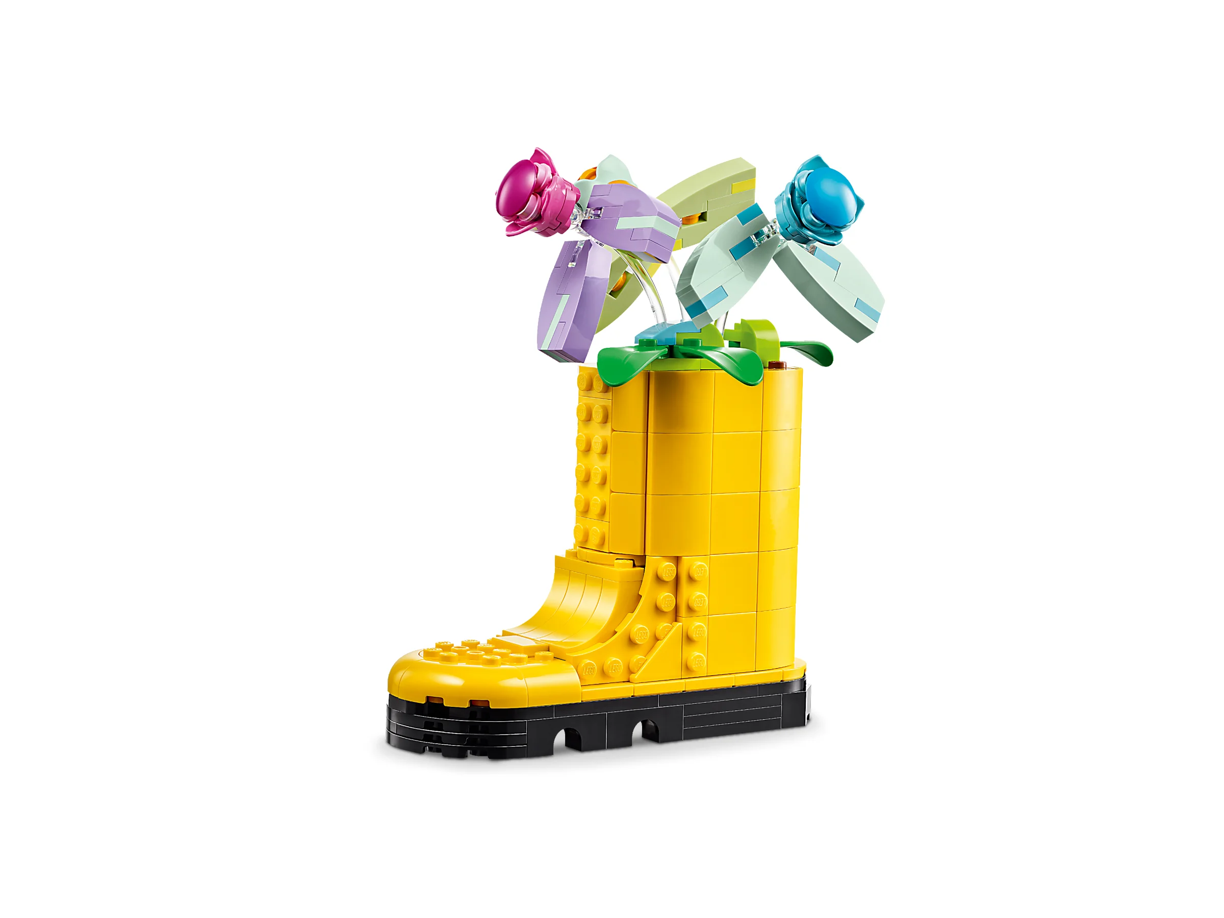 Aranjament floral LEGO într-o cizmă galbenă. Un decor vesel și colorat.
