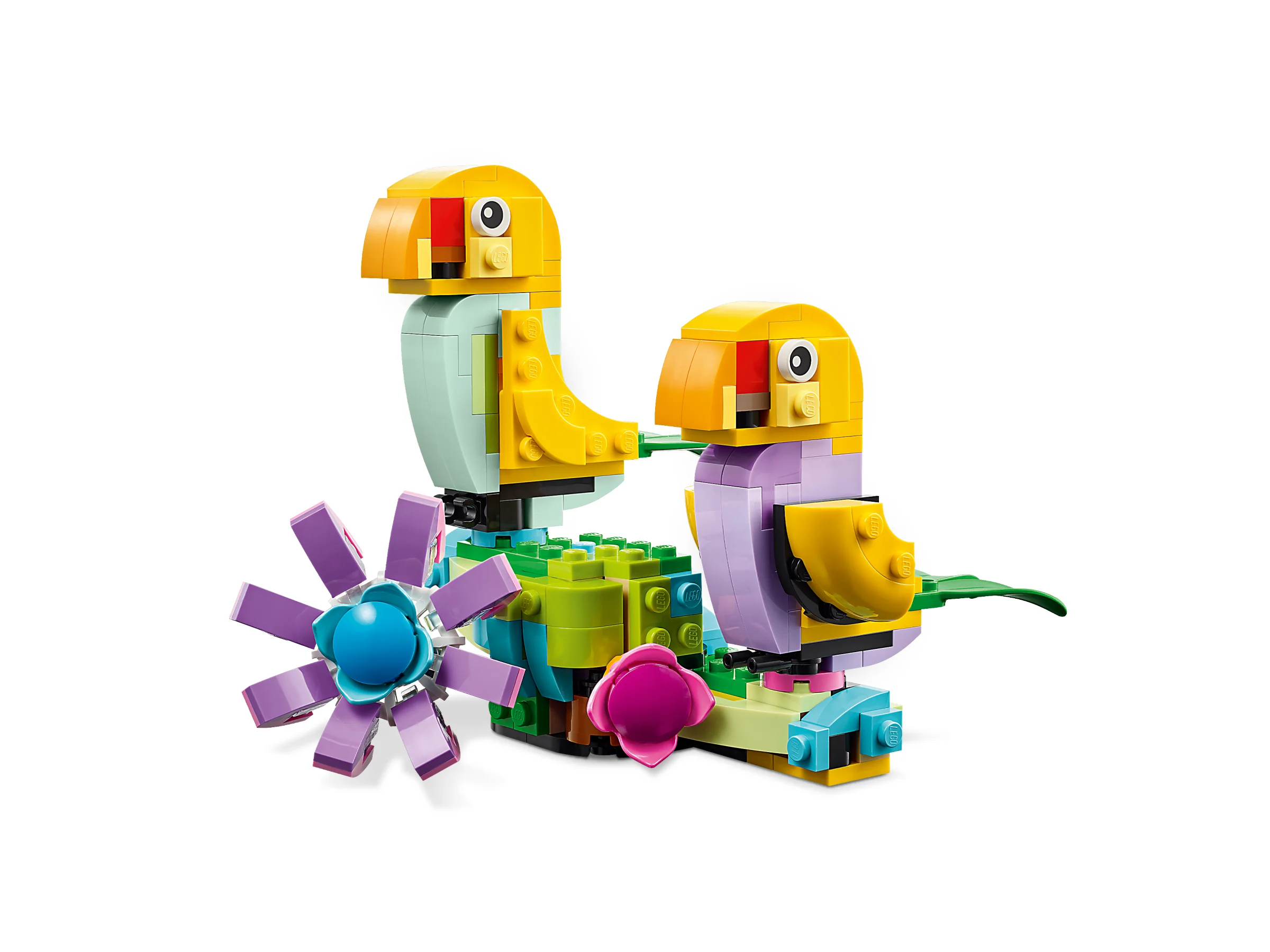 Model LEGO cu doi papagali colorați și o floare cu petale mov și albastre.