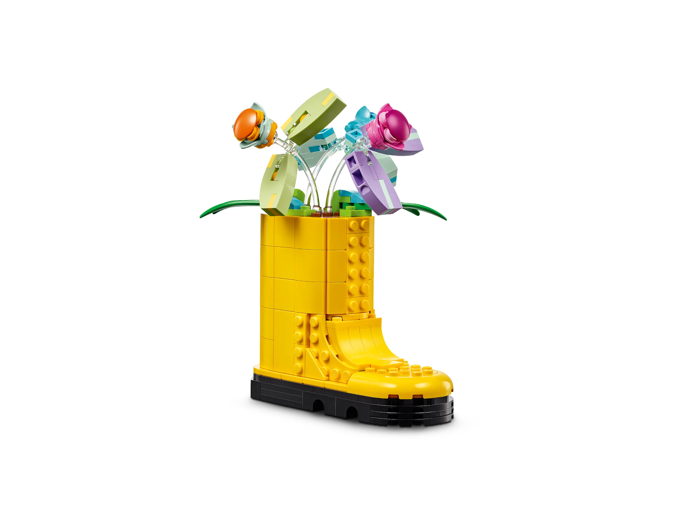 Ghiveci LEGO în formă de cizmă galbenă cu flori colorate. Un aranjament vesel și decorativ.
