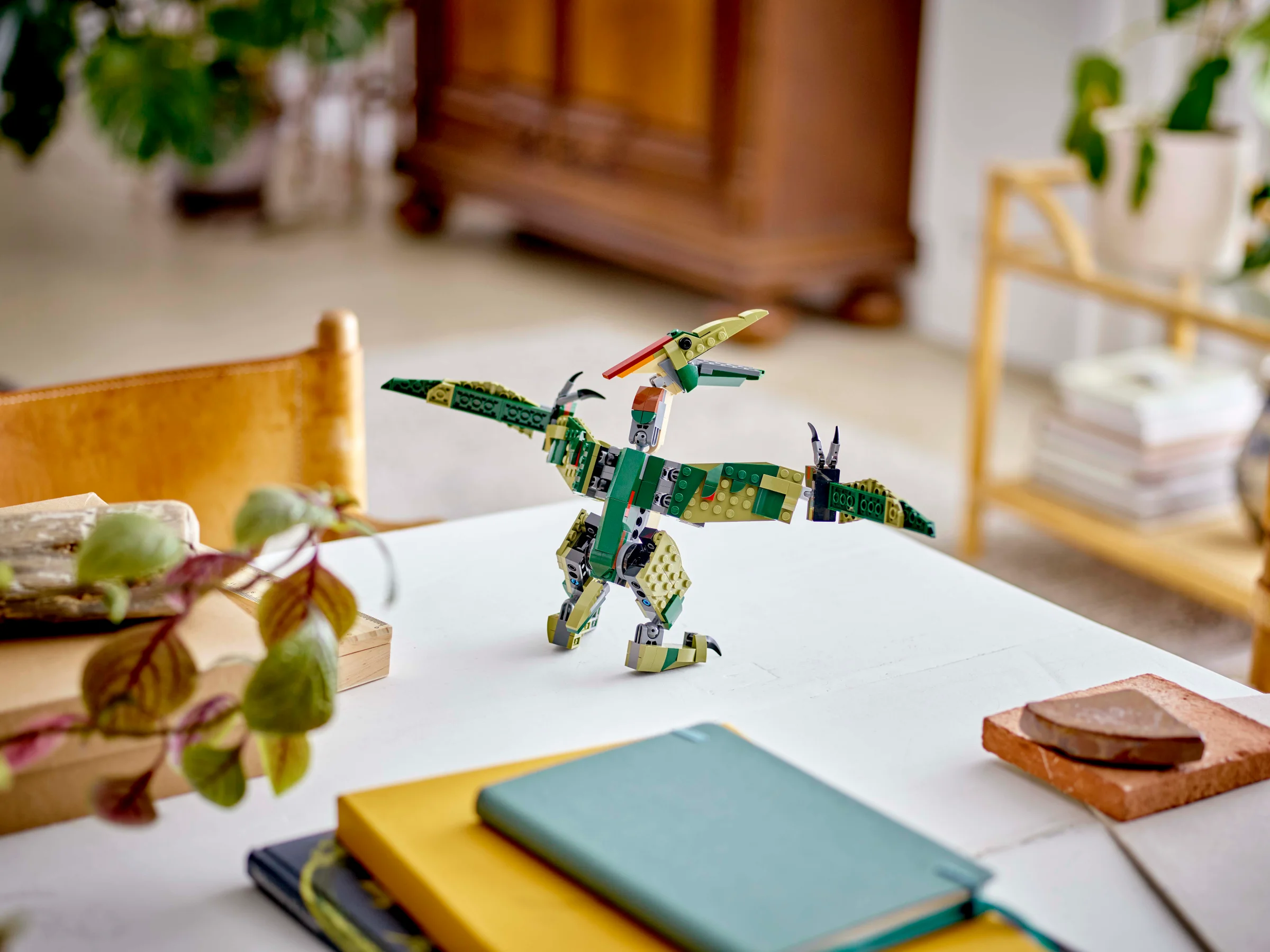 Pterodactil verde construit din LEGO, expus pe o masă albă într-un cadru modern.