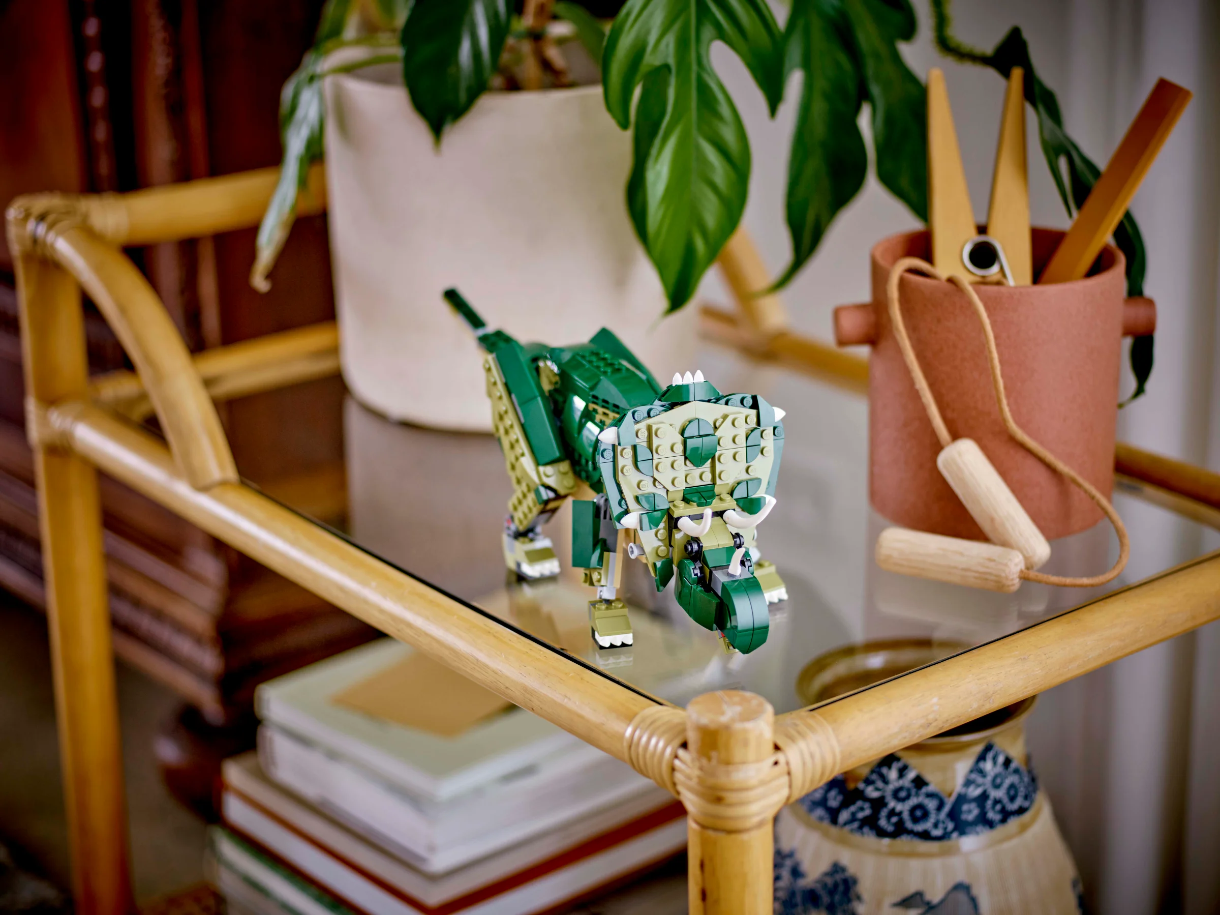 Triceratops LEGO verde, pe o măsuță de cafea, decor casnic. Stil ambient cald.