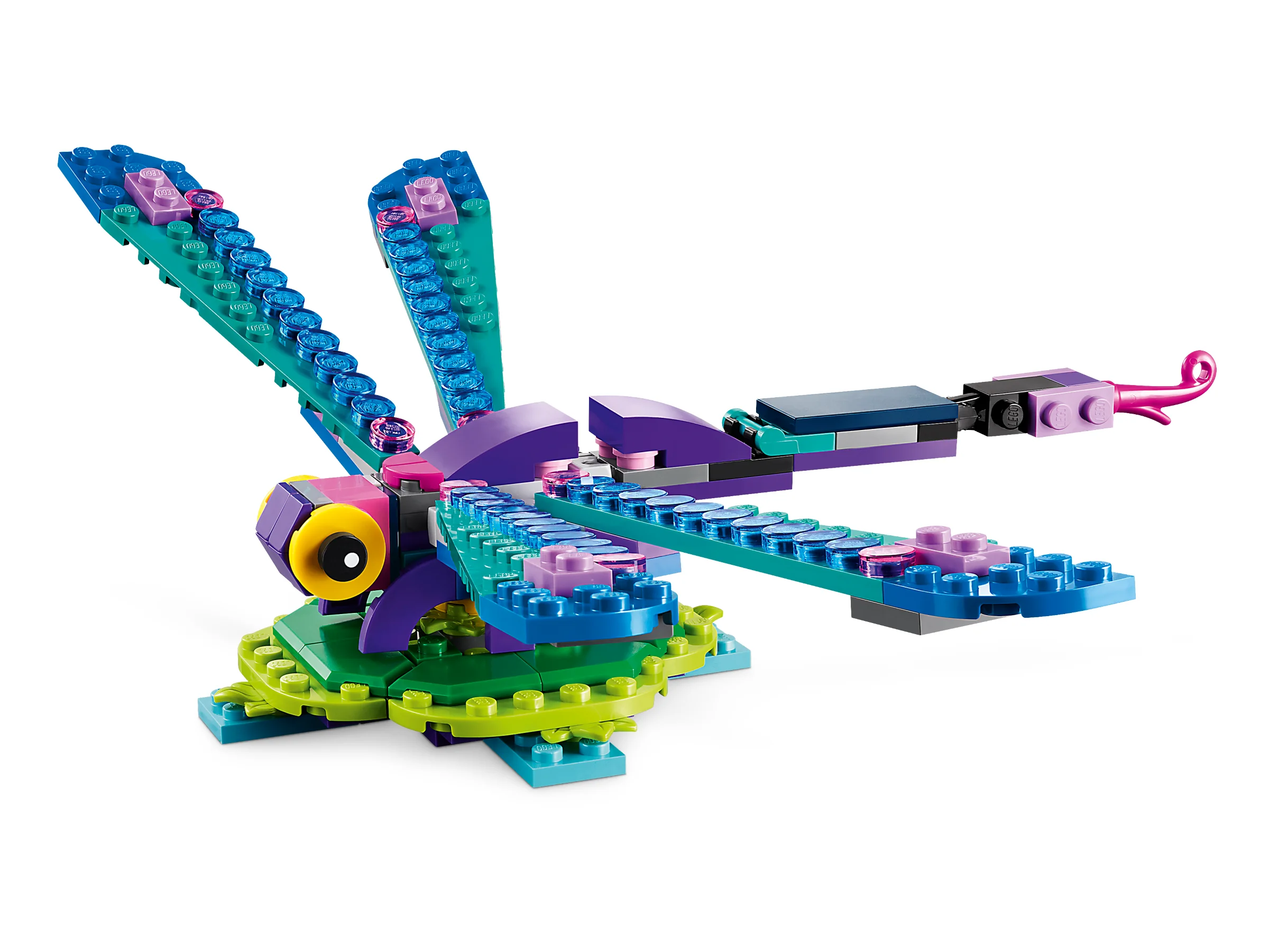 O libelulă colorată LEGO Creator, cu aripi detaliate și ochi mari, viu colorată.