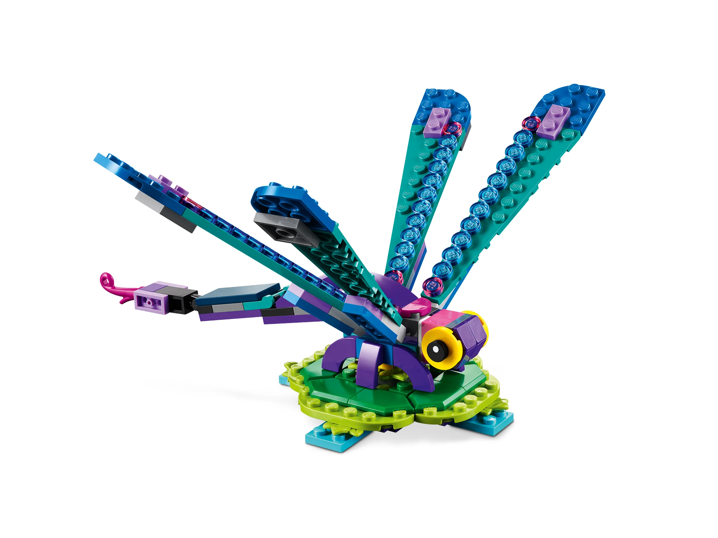 Imagine cu modelul LEGO complet al libelulei exotice, viu colorată, din setul 31157.