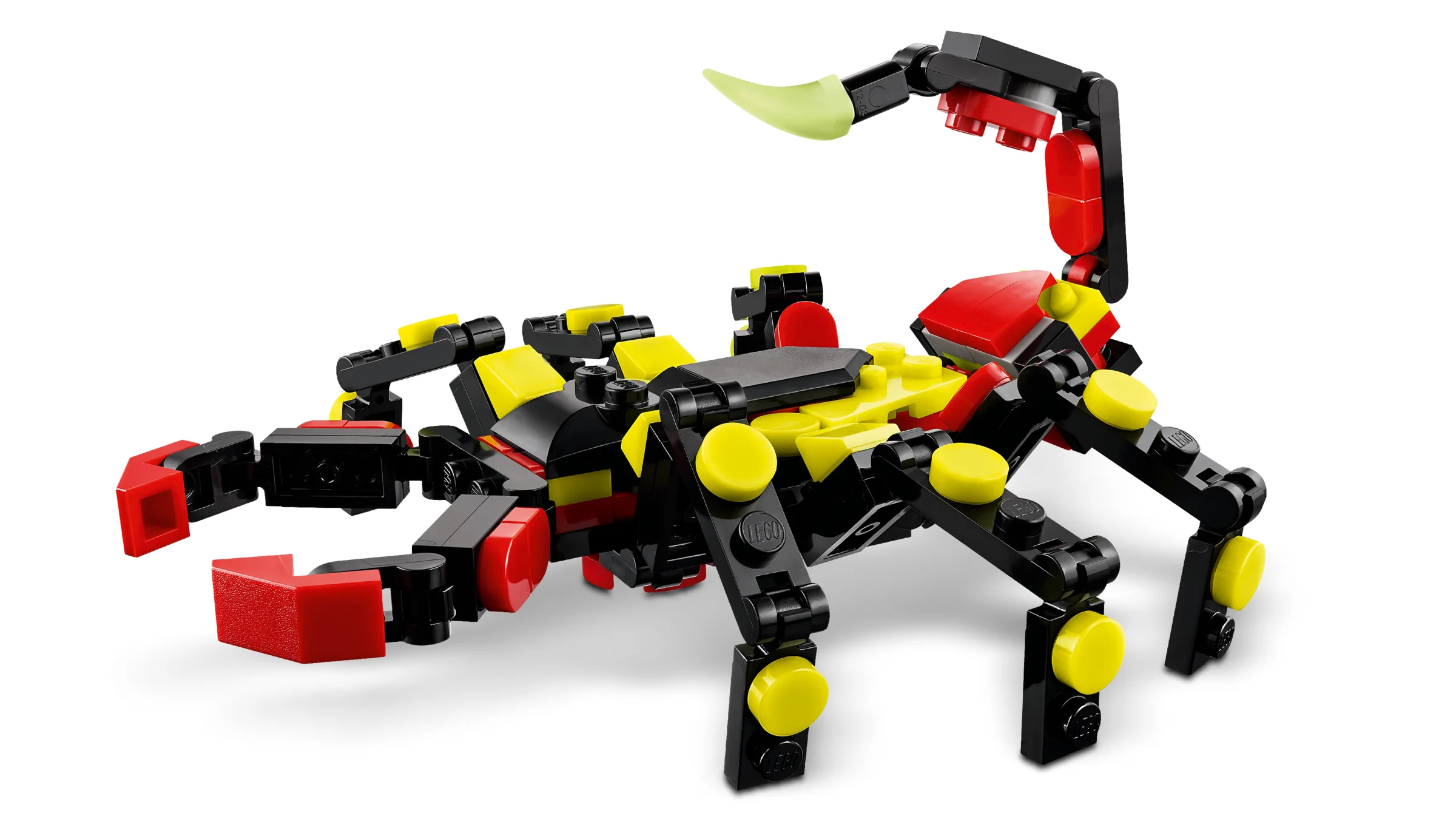 Un scorpion viu colorat, construit din piese LEGO negre, galbene și roșii, cu un ac verde.