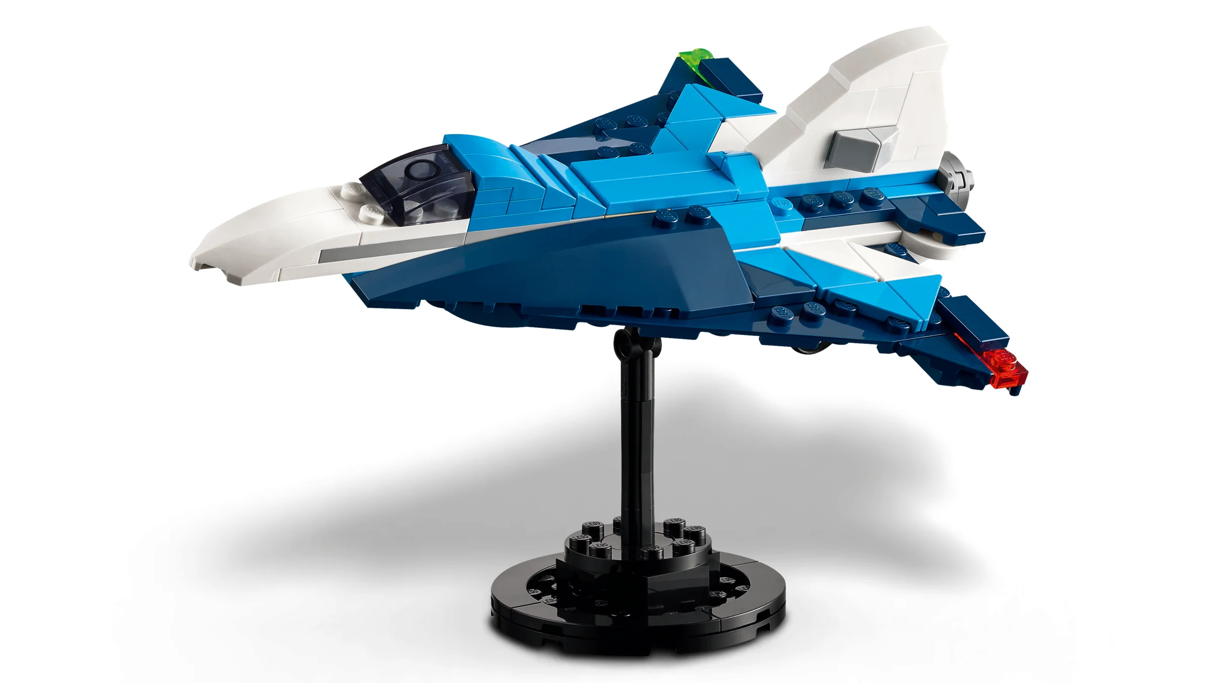 Avion de curse albastru și alb pe un suport negru. Model detaliat LEGO Creator. 