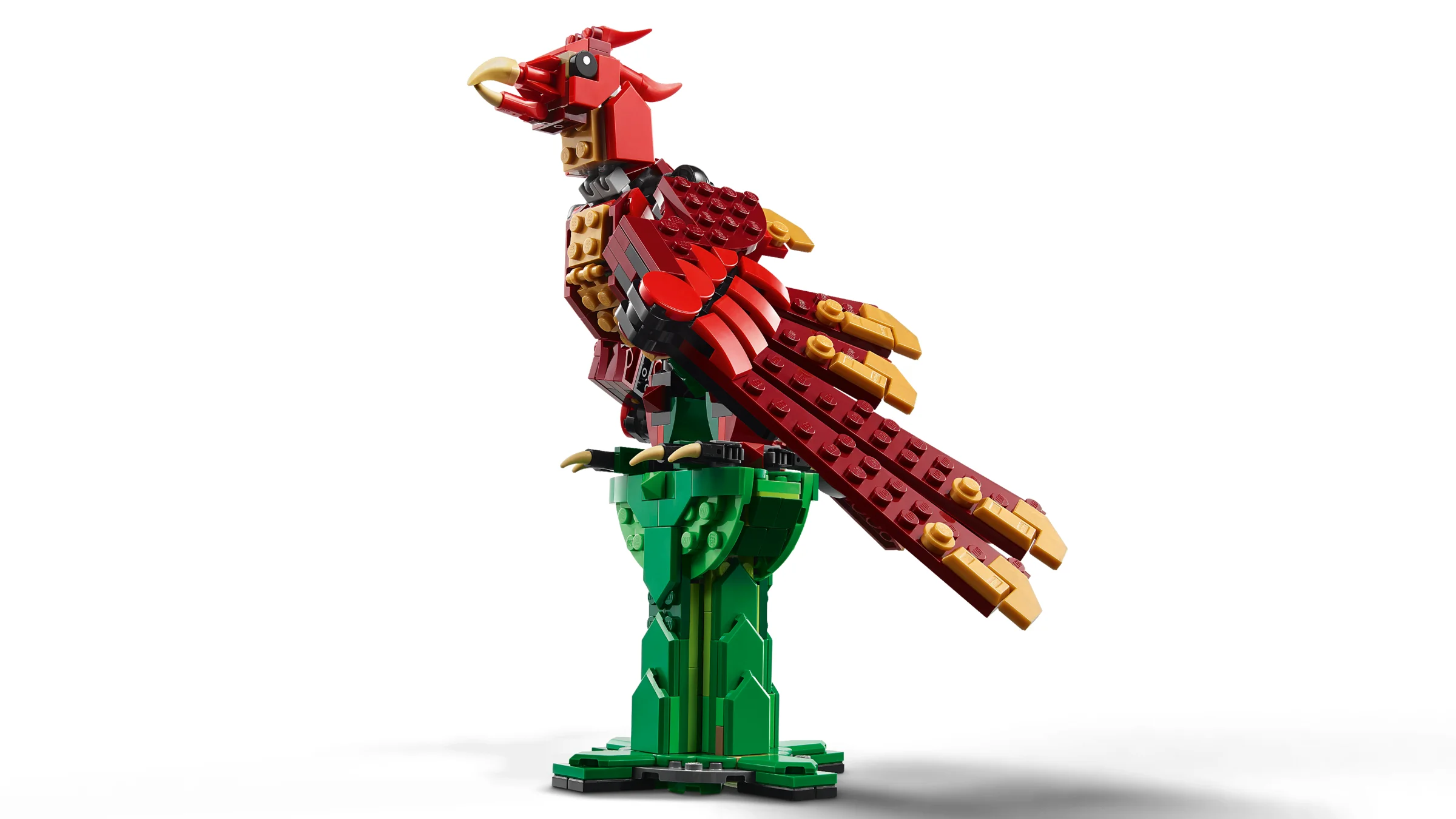Modelul LEGO Creator 31161 Dragon Medieval, un phoenix roșu și auriu pe un suport verde.