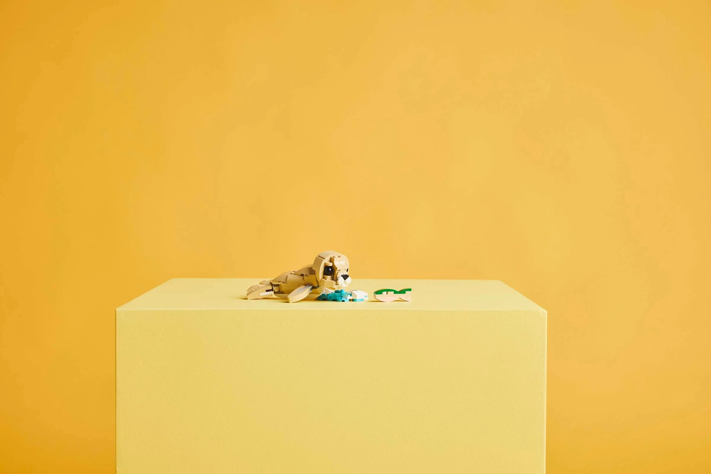 Iepurașul LEGO Creator 31162 stă pe un cub galben, pe un fundal galben similar.