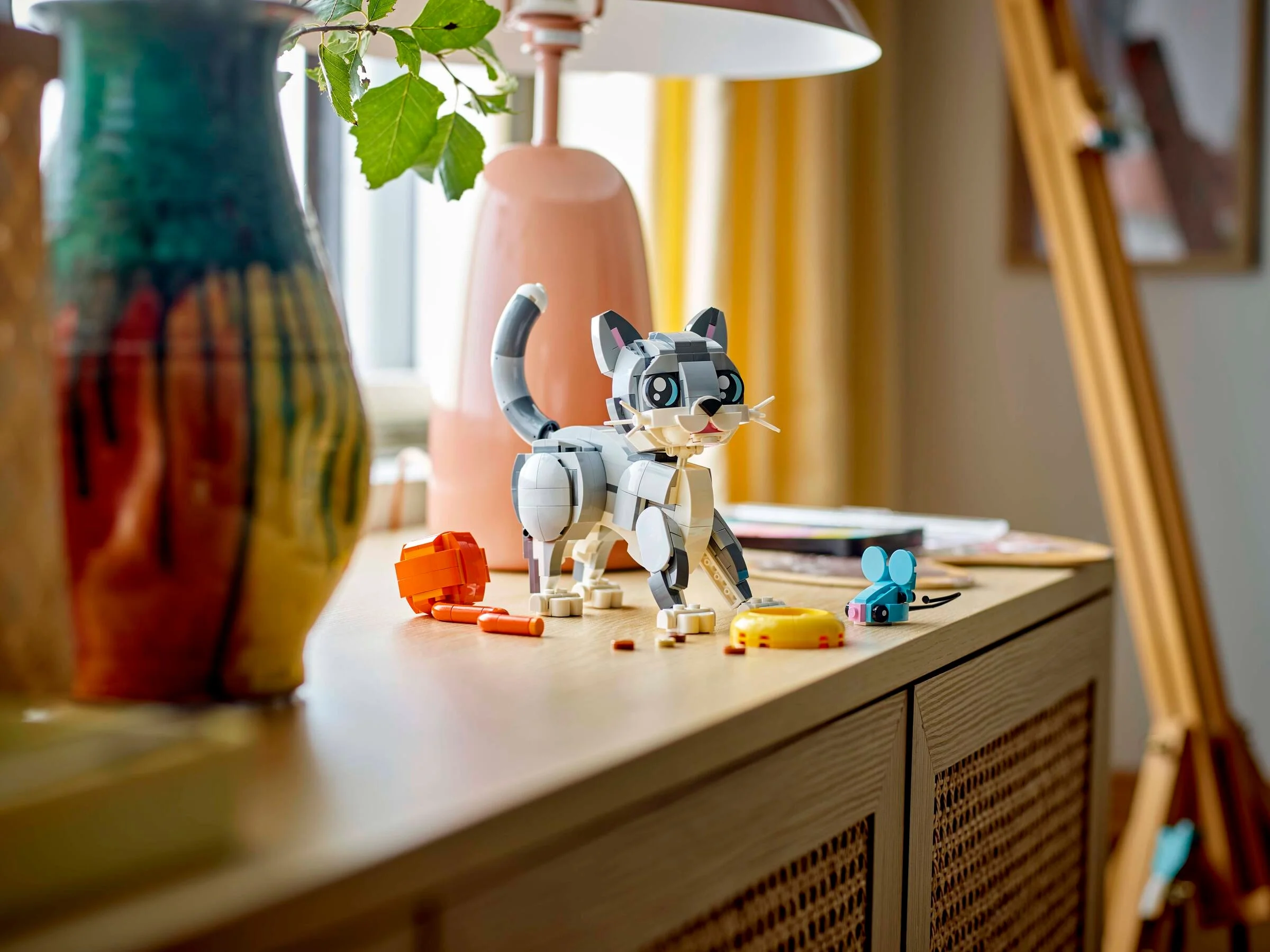 Pisică LEGO Creator 31163, jucării și mobilier pe o masă. Atmosferă creativă.