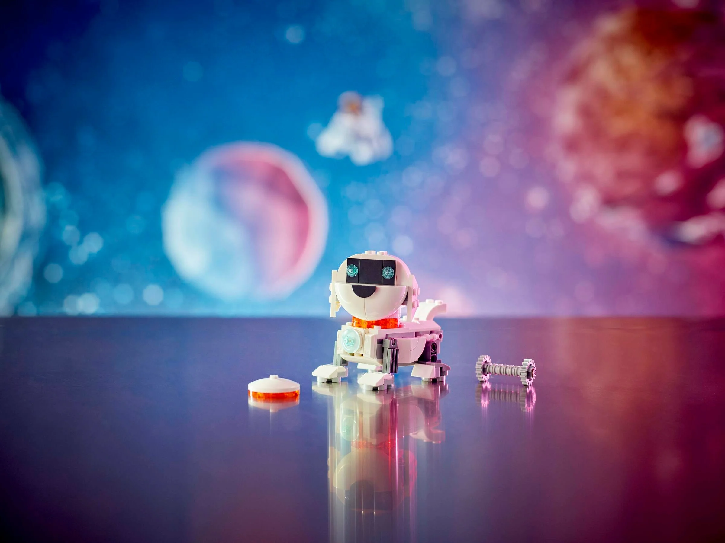 Robot spațial alb cu accesorii, pe un fundal cosmic colorat, atrăgând atenția prin detaliile sale.