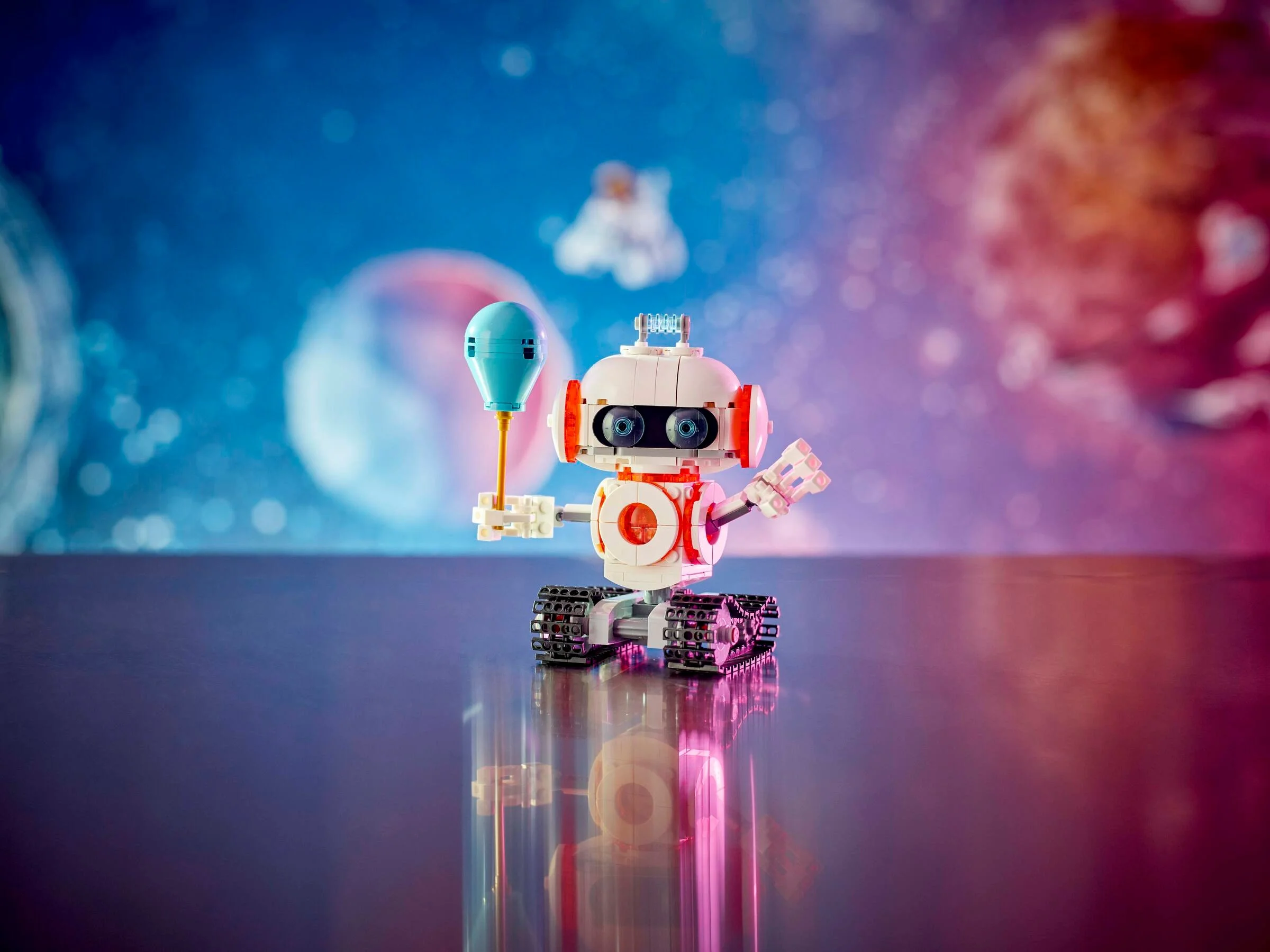 Robot spațial LEGO alb cu detalii portocalii, ținând un balon albastru pe un fundal interstelar.