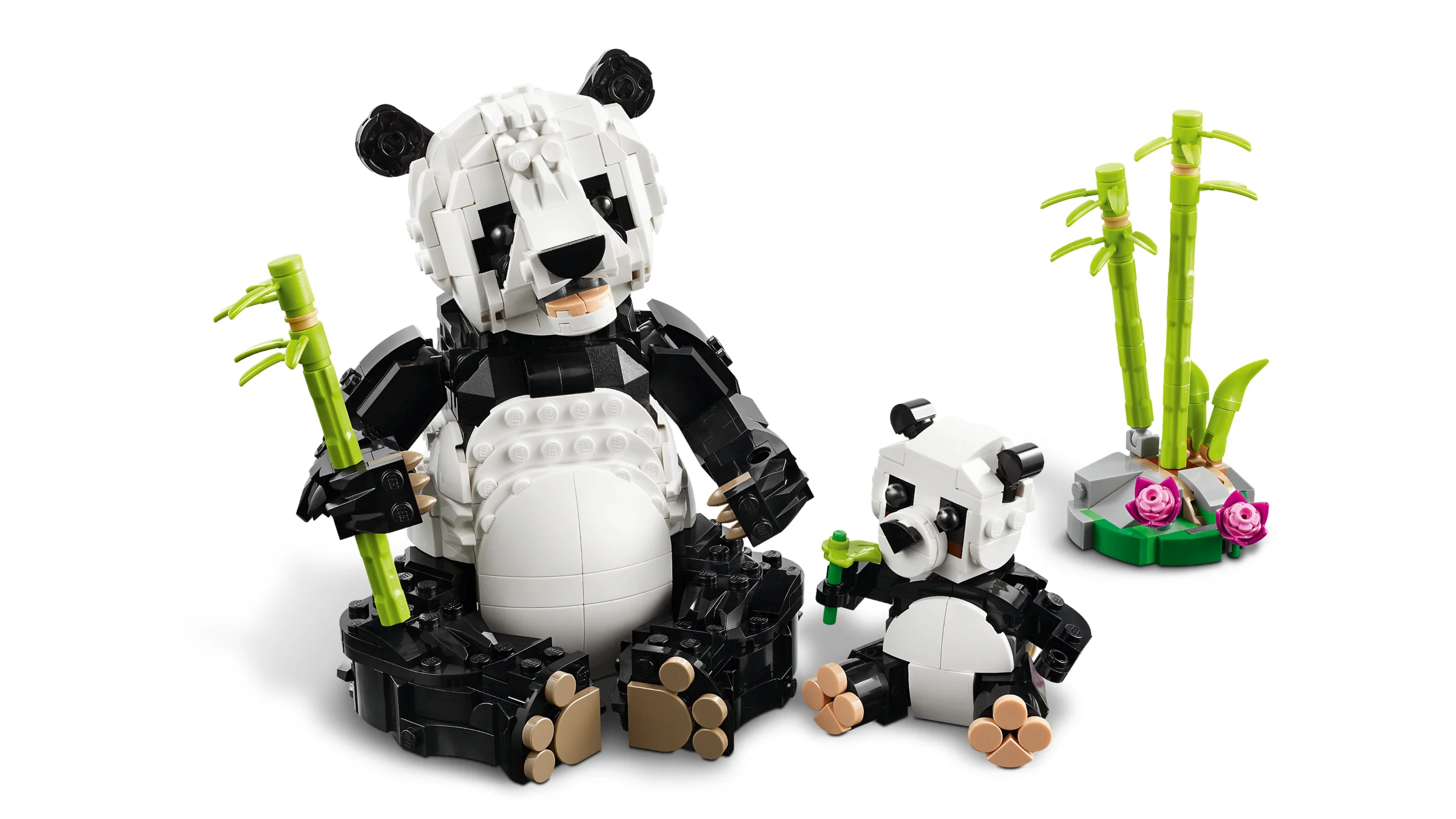 O familie de panda drăguță, construite din LEGO, cu bambus și flori.