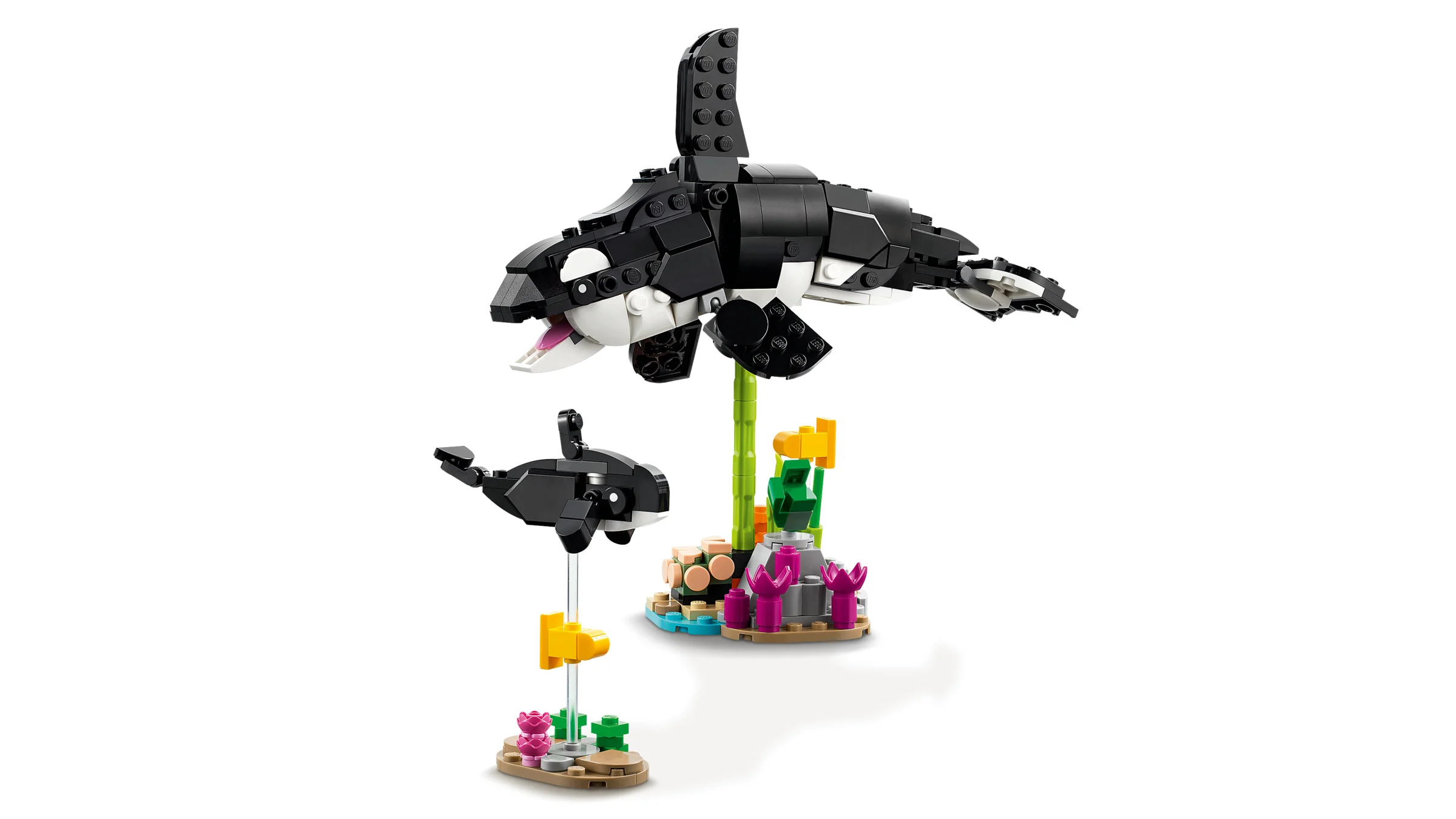 Orca adultă și puiul construite din LEGO, cu detalii realiste.