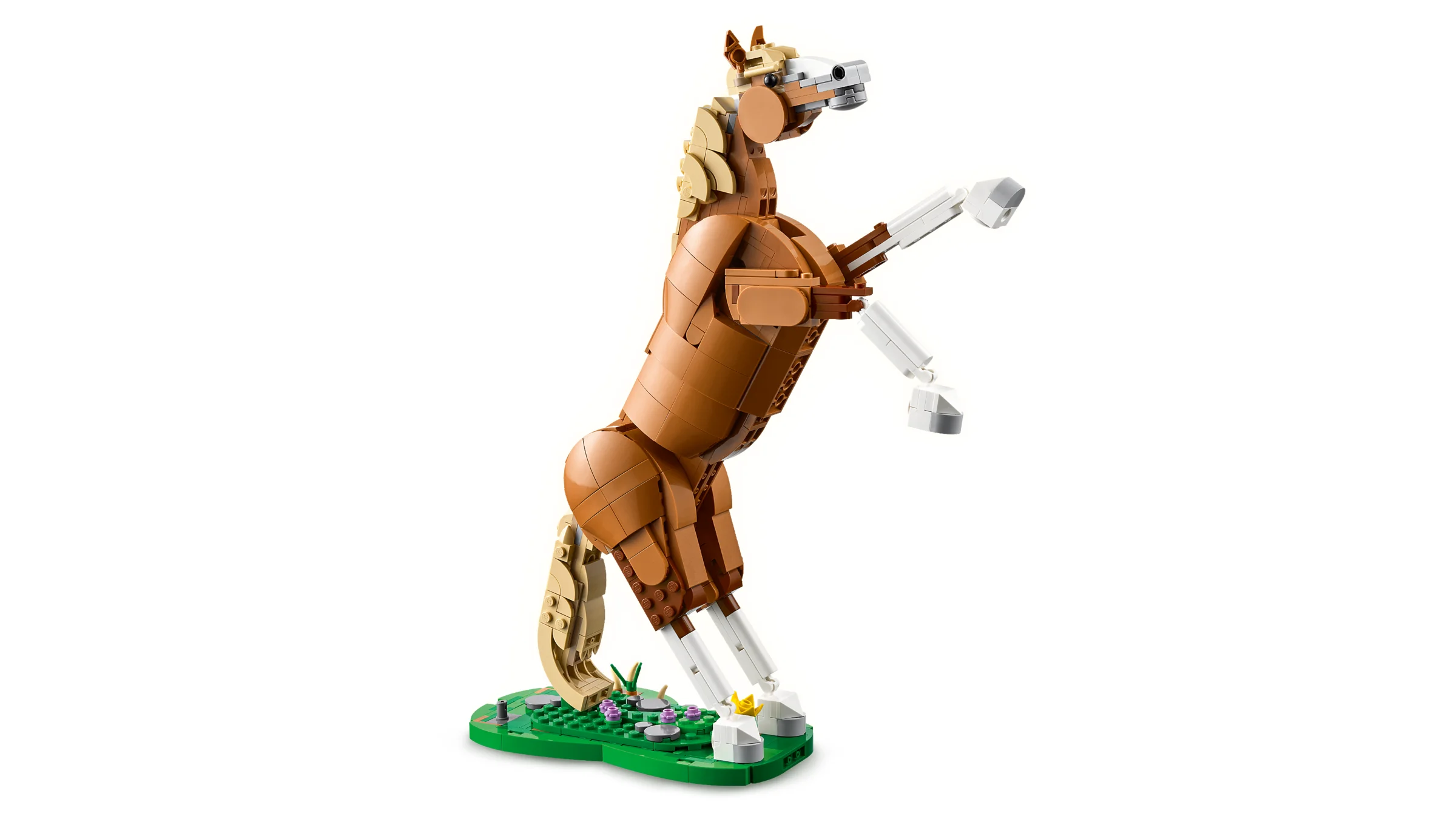 Cal frumos LEGO Creator 31166, maro, în picioare pe o bază verde. Detalii realiste.