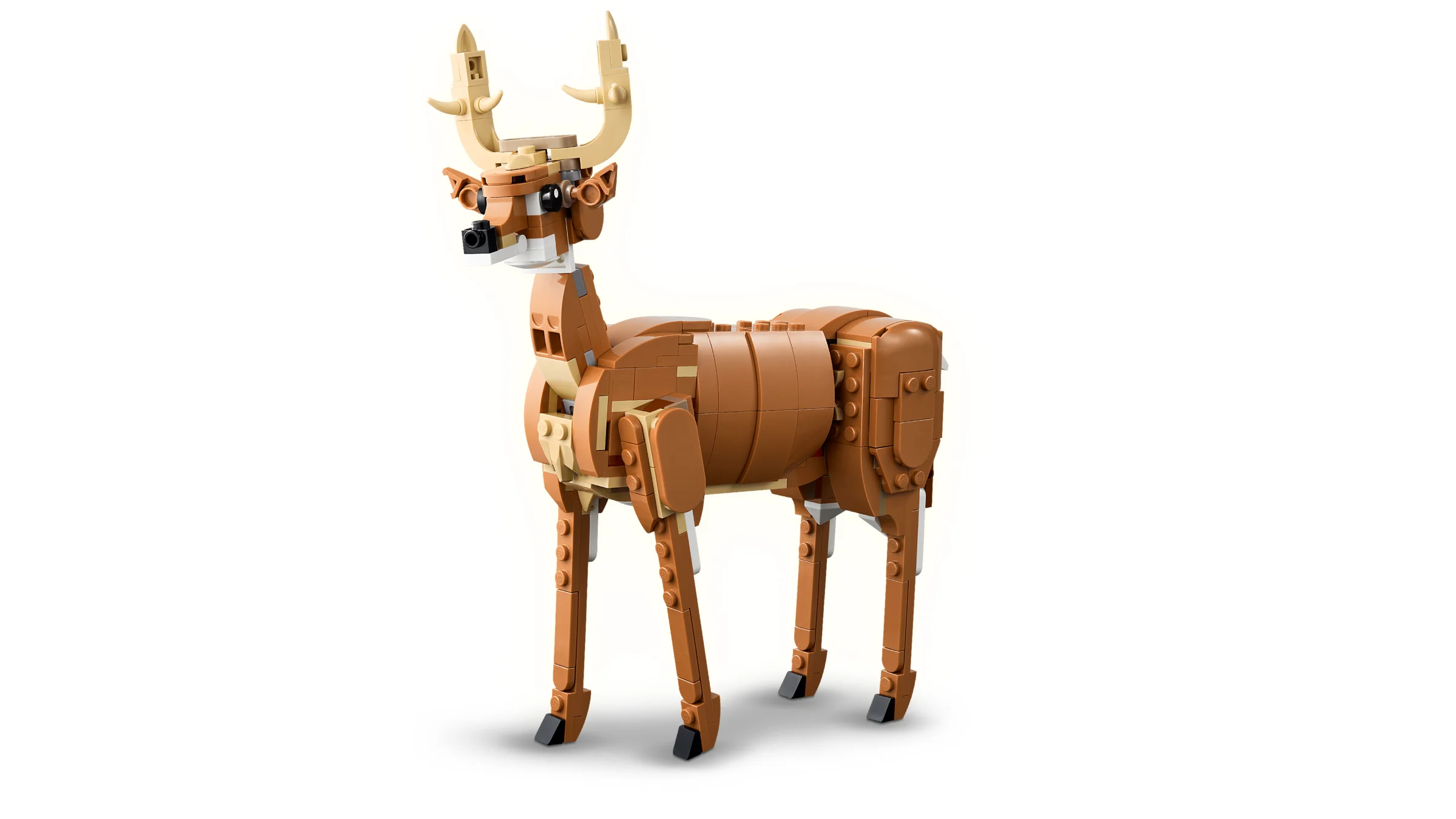 Modelul LEGO al unui cerb frumos, construit din piese maro și bej.