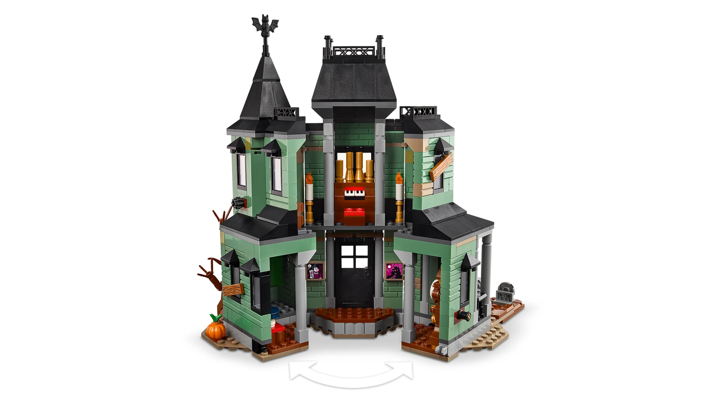 Imagine cu Conacul Bântuit LEGO 31167, o clădire verde deschisă cu detalii înfricoșătoare.