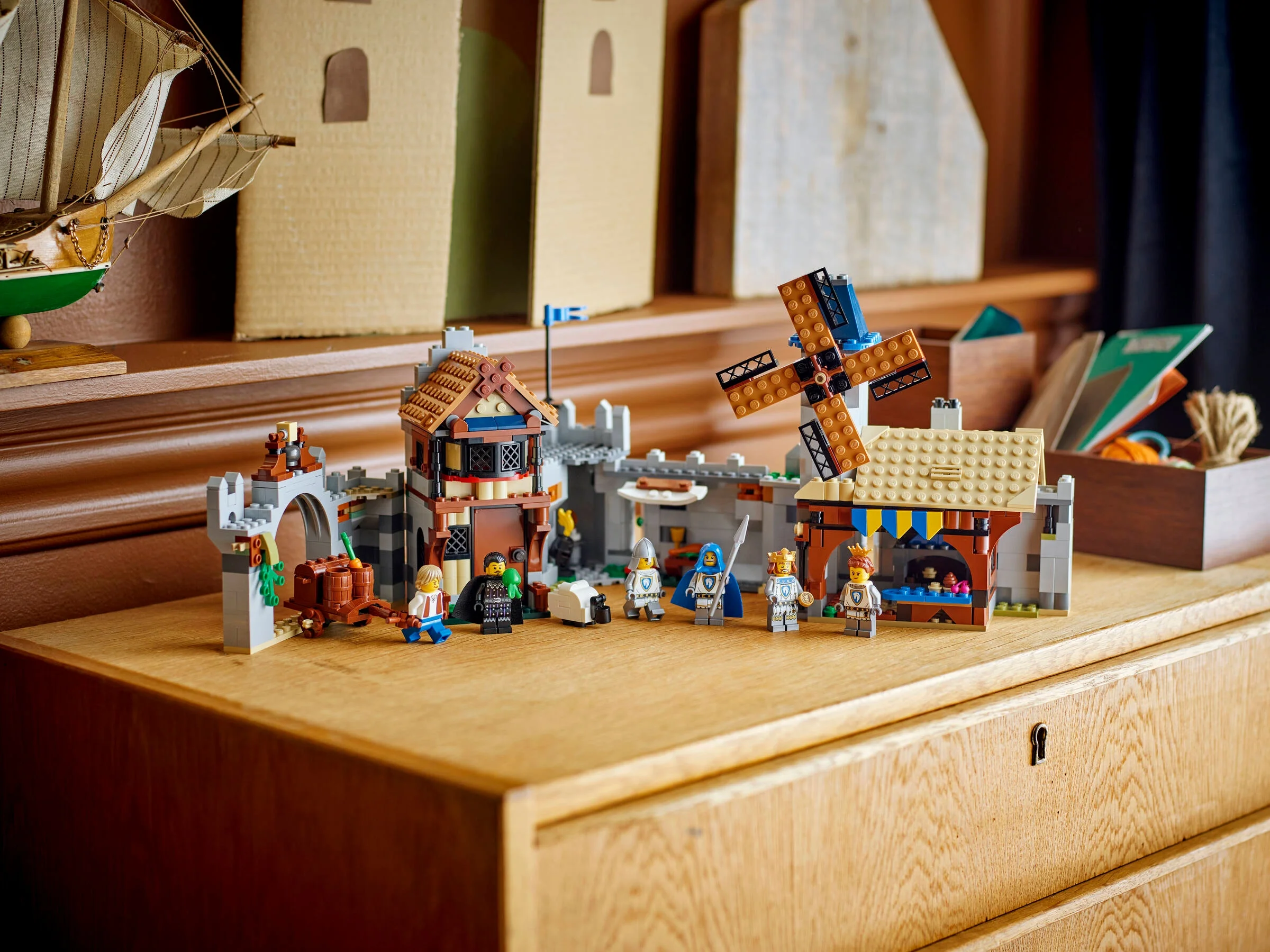 Castelul medieval LEGO Creator 3-în-1, cu cavaler, moară și minifigurine.