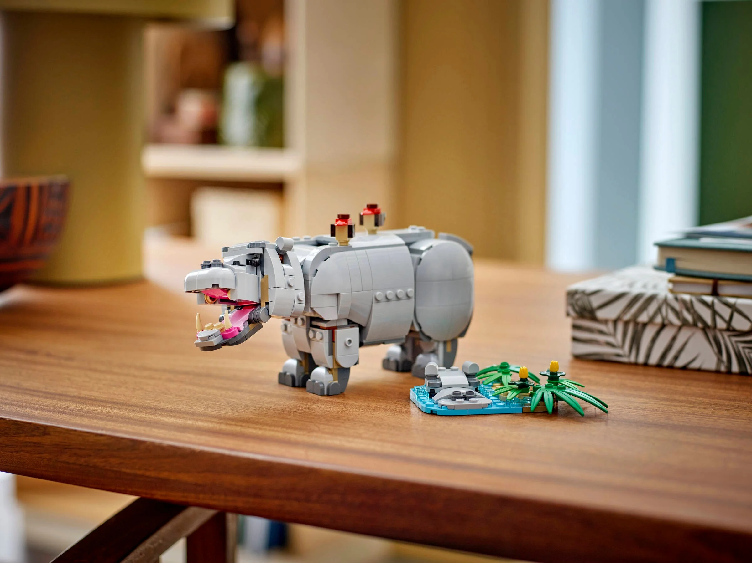 Imagine cu rinocerul LEGO Creator 31171 și scena cu apă pe o masă. Detalii realiste.